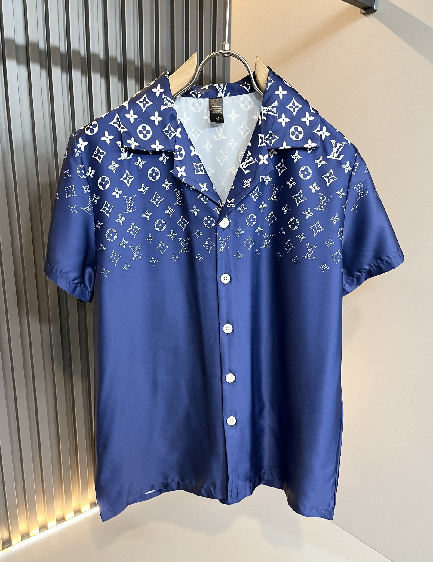 NO:452945,Louis Vuit*on Louis Family New Monogram Series 2025 Spring and Summer!  Light luxury casual suit, pajamas set for the same style for men and women!  The new high-end Louis family has always been so flawless, and creative designs are emerging one after another. If you don’t buy a few Louis items this spring and summer, you can’t be considered a fashion expert. Monogram logo design for clothes!  Custom silk fabric!  The iconic elements of Louis are really something that everyone loves. They are super soft and resilient, from world-class trade-level OEM channels, with extremely rare quantity and no help after selling out. Monogram three-dimensional logo presents an extraordinary texture, clean and neat. This is the Louis family's unique skill and the latest craftsmanship this quarter. The degree of meticulousness has reached the top, and the loose cut style design is unique. It is a fusion of luxury and fashion!  Size M-3XL, louis vuitton,louis vuitton,alexander wang19860909Louis Vuit*on 路易家族 2025春夏新款Monogram系列！轻奢休闲套装,男女同款睡衣套装！路易家族的新高端,细节品质永远的那么完美无瑕,创意设计层出不穷.今年春夏季节没有入手几件路易你算不上时尚达人.衣身Monogram 标识logo图案设计！定制丝绸面料！诠释路易的标志性元素,实属人见人爱的东西.超级柔软且具有韧性,来自世界级贸易级别的代工厂渠道,数量极其稀少售完无补.Monogram立体Logo呈现不一般的质感,干净俐落.这是路易家族的看家绝活也是本季度的最新工艺.细致化程度已经达到顶端了,宽松剪裁的版型设计堪称一绝.属于奢华与时尚的融合！尺码M-3XL,,louis vuitton,louis vuitton,alexander wang,Men's clothing