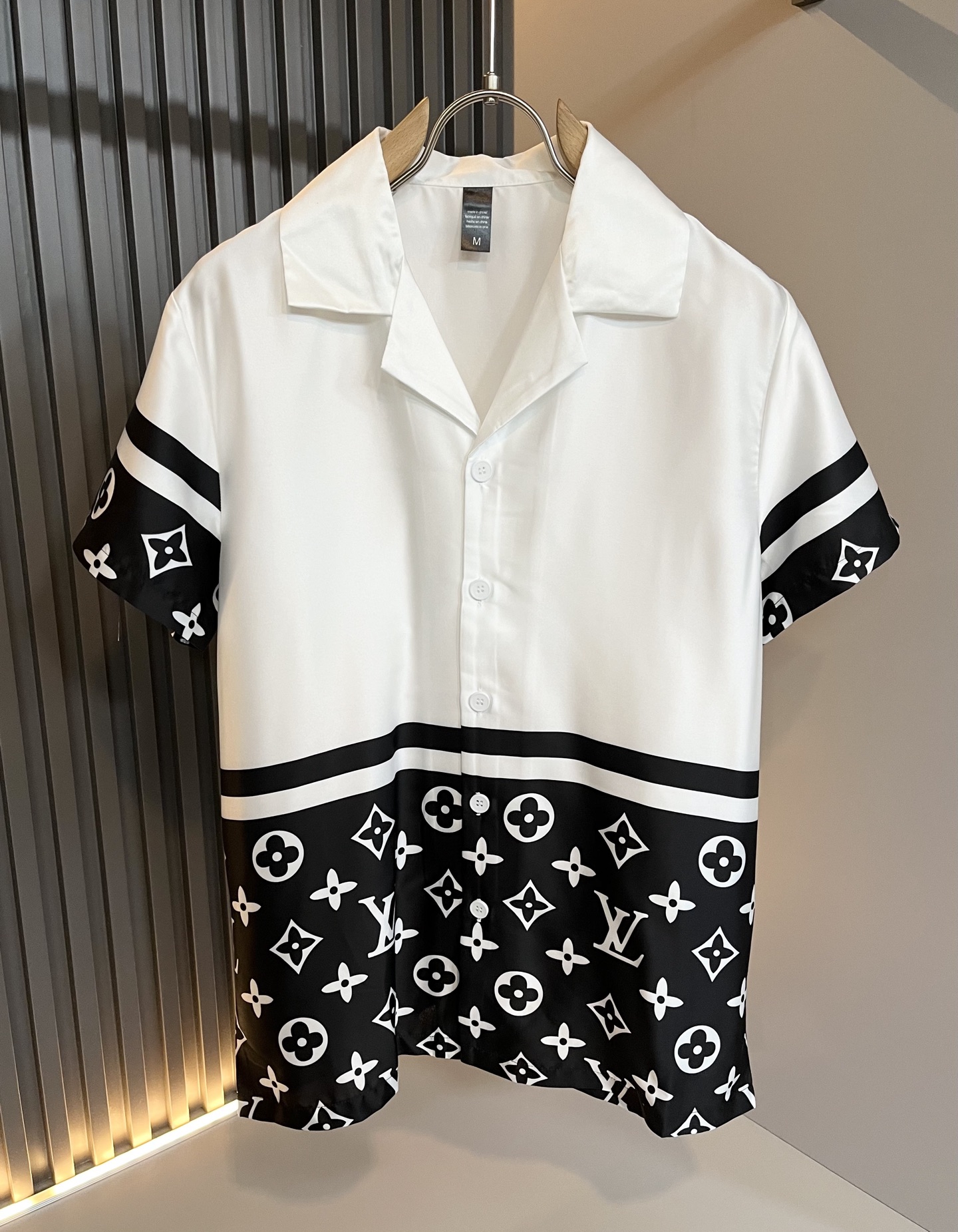 NO:454505,Louis Vuit*on Louis Family New Monogram Series 2025 Spring and Summer!  Light luxury casual suit, pajamas set for the same style for men and women!  The new high-end Louis family has always been so flawless, and creative designs are emerging one after another. If you don’t buy a few Louis items this spring and summer, you can’t be considered a fashion expert. Monogram logo design for clothes!  Custom silk fabric!  The iconic elements of Louis are really something that everyone loves. They are super soft and resilient, from world-class trade-level OEM channels, with extremely rare quantity and no help after selling out. Monogram three-dimensional logo presents an extraordinary texture, clean and neat. This is the Louis family's unique skill and the latest craftsmanship this quarter. The degree of meticulousness has reached the top, and the loose cut style design is unique. It is a fusion of luxury and fashion!  Size M-3XL, louis vuitton,louis vuitton,alexander wang19860909Louis Vuit*on 路易家族 2025春夏新款Monogram系列！轻奢休闲套装,男女同款睡衣套装！路易家族的新高端,细节品质永远的那么完美无瑕,创意设计层出不穷.今年春夏季节没有入手几件路易你算不上时尚达人.衣身Monogram 标识logo图案设计！定制丝绸面料！诠释路易的标志性元素,实属人见人爱的东西.超级柔软且具有韧性,来自世界级贸易级别的代工厂渠道,数量极其稀少售完无补.Monogram立体Logo呈现不一般的质感,干净俐落.这是路易家族的看家绝活也是本季度的最新工艺.细致化程度已经达到顶端了,宽松剪裁的版型设计堪称一绝.属于奢华与时尚的融合！尺码M-3XL,,louis vuitton,louis vuitton,alexander wang,Men's clothing