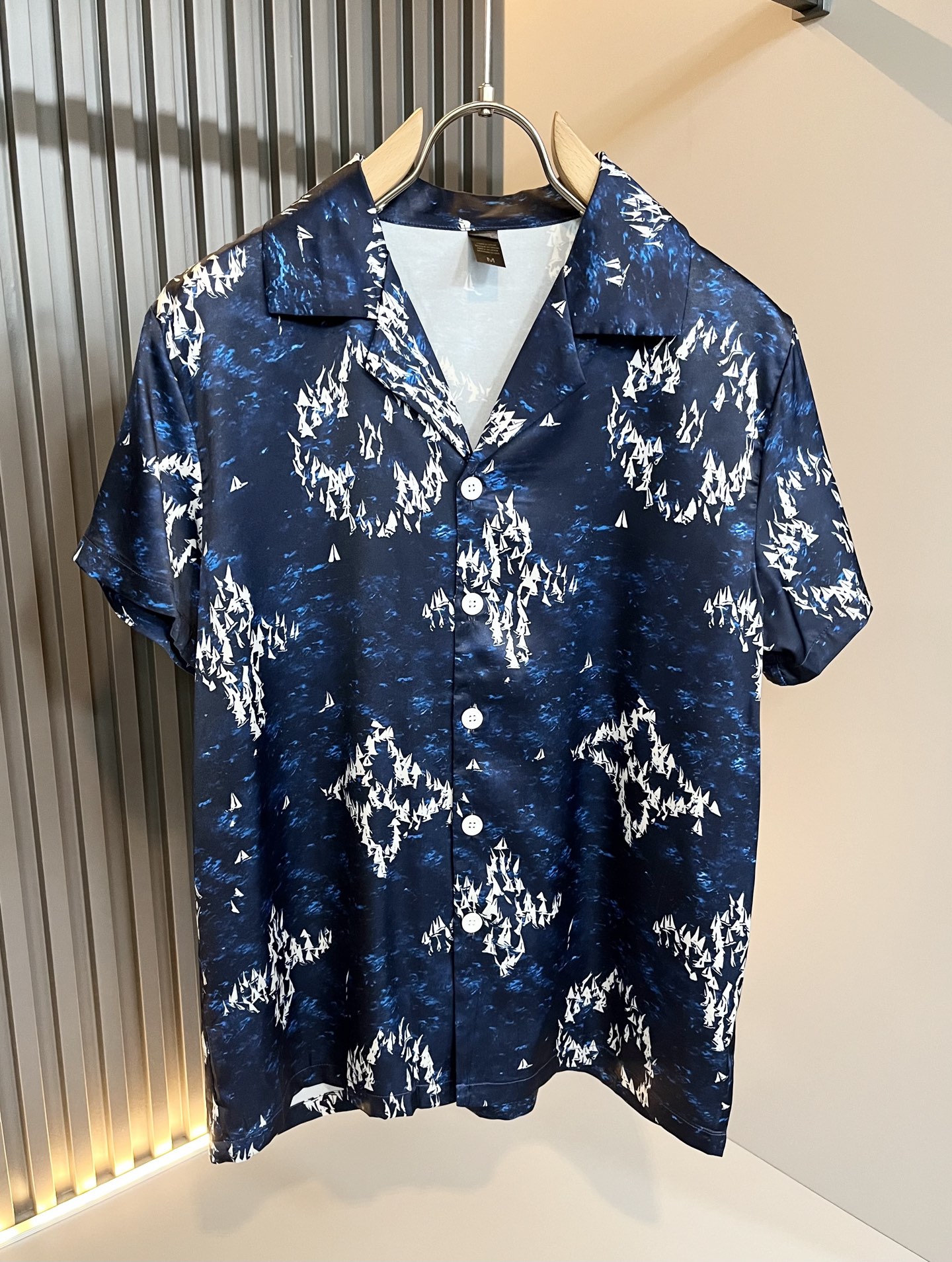 NO:452955,Louis Vuit*on Louis Family New Monogram Series 2025 Spring and Summer!  Light luxury casual suit, pajamas set for the same style for men and women!  The new high-end Louis family has always been so flawless, and creative designs are emerging one after another. If you don’t buy a few Louis items this spring and summer, you can’t be considered a fashion expert. Monogram logo design for clothes!  Custom silk fabric!  The iconic elements of Louis are really something that everyone loves. They are super soft and resilient, from world-class trade-level OEM channels, with extremely rare quantity and no help after selling out. Monogram three-dimensional logo presents an extraordinary texture, clean and neat. This is the Louis family's unique skill and the latest craftsmanship this quarter. The degree of meticulousness has reached the top, and the loose cut style design is unique. It is a fusion of luxury and fashion!  Size M-3XL, louis vuitton,louis vuitton,alexander wang19860909Louis Vuit*on 路易家族 2025春夏新款Monogram系列！轻奢休闲套装,男女同款睡衣套装！路易家族的新高端,细节品质永远的那么完美无瑕,创意设计层出不穷.今年春夏季节没有入手几件路易你算不上时尚达人.衣身Monogram 标识logo图案设计！定制丝绸面料！诠释路易的标志性元素,实属人见人爱的东西.超级柔软且具有韧性,来自世界级贸易级别的代工厂渠道,数量极其稀少售完无补.Monogram立体Logo呈现不一般的质感,干净俐落.这是路易家族的看家绝活也是本季度的最新工艺.细致化程度已经达到顶端了,宽松剪裁的版型设计堪称一绝.属于奢华与时尚的融合！尺码M-3XL,,louis vuitton,louis vuitton,alexander wang,Men's clothing