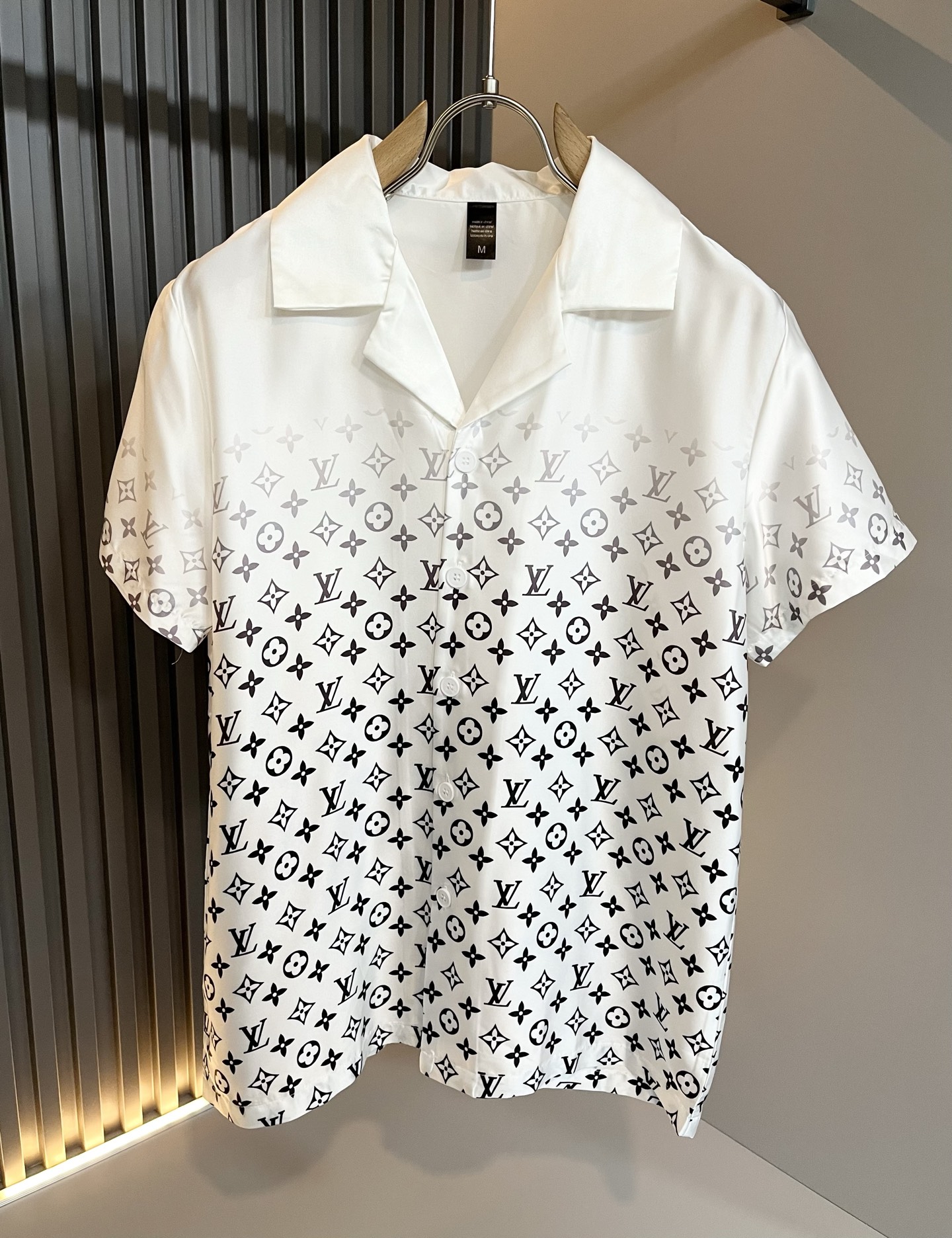 NO:452991,Louis Vuit*on Louis Family New Monogram Series 2025 Spring and Summer!  Light luxury casual suit, pajamas set for the same style for men and women!  The new high-end Louis family has always been so flawless, and creative designs are emerging one after another. If you don’t buy a few Louis items this spring and summer, you can’t be considered a fashion expert. Monogram logo design for clothes!  Custom silk fabric!  The iconic elements of Louis are really something that everyone loves. They are super soft and resilient, from world-class trade-level OEM channels, with extremely rare quantity and no help after selling out. Monogram three-dimensional logo presents an extraordinary texture, clean and neat. This is the Louis family's unique skill and the latest craftsmanship this quarter. The degree of meticulousness has reached the top, and the loose cut style design is unique. It is a fusion of luxury and fashion!  Size M-3XL, louis vuitton,louis vuitton,alexander wang19860909Louis Vuit*on 路易家族 2025春夏新款Monogram系列！轻奢休闲套装,男女同款睡衣套装！路易家族的新高端,细节品质永远的那么完美无瑕,创意设计层出不穷.今年春夏季节没有入手几件路易你算不上时尚达人.衣身Monogram 标识logo图案设计！定制丝绸面料！诠释路易的标志性元素,实属人见人爱的东西.超级柔软且具有韧性,来自世界级贸易级别的代工厂渠道,数量极其稀少售完无补.Monogram立体Logo呈现不一般的质感,干净俐落.这是路易家族的看家绝活也是本季度的最新工艺.细致化程度已经达到顶端了,宽松剪裁的版型设计堪称一绝.属于奢华与时尚的融合！尺码M-3XL,,louis vuitton,louis vuitton,alexander wang,Men's clothing