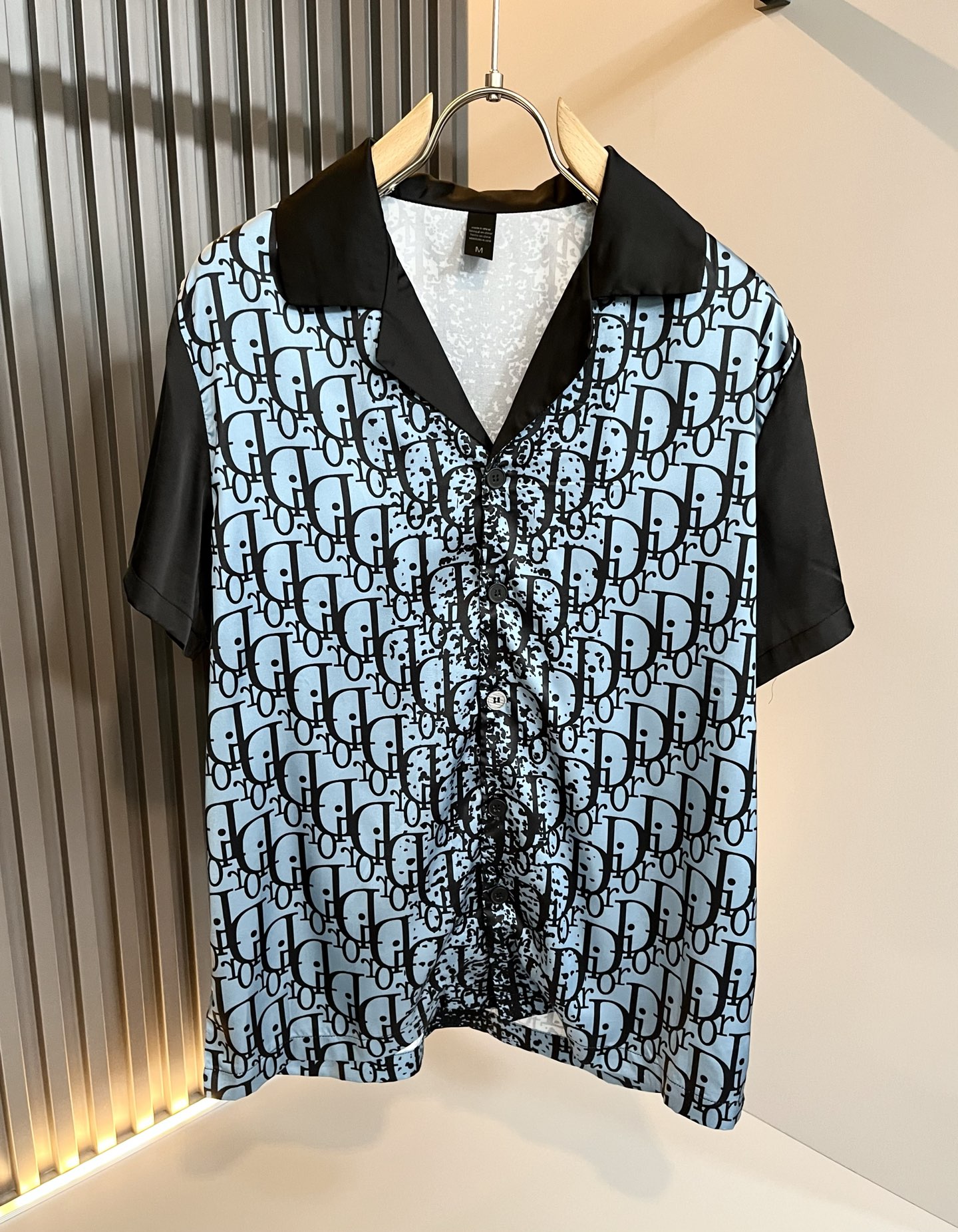 NO:452961,Dio*r Dio 2025 spring and summer new men and women pajamas casual suits are available in trading companies, and they are released simultaneously on the official website. The most anticipated high-quality products are coming, making you feel what real high luxury and connotation! This suit is made of D's special silk fabric, full of brand style!  The surface is neat and smooth and shiny, and the texture is obvious through the screen. It is the most enjoyable wearing experience! It perfectly enhances the overall luxury and class, and can get a high-end luxury atmosphere at a glance! Basic regular style cutting, versatile and simple upper body, and is easy to deal with various occasions and environments. It is undoubtedly a must-have item for daily commuting! Size M~3XL,,dior,dior,alexander wang19860909Dio*r迪*奥2025春夏新品男女同款睡衣休闲套装,贸易公司渠道稀出,同步官网发售,男神女神最为期待的精品狠货重磅来袭,让你感受到什么叫真正的高奢有内涵!此款套装选用D家专用丝绸面料制成,满满的品牌风格！表面整洁光滑且富有光泽,质感透过屏幕都显而易 见,你最为享受的穿着体验! 完美提升了整体的奢华档次感,一眼就能Get到的高端奢华气息!基础常规的版型裁剪,上身百搭简约不挑人,轻松应对各种场合与环境,属于日常通勤必备的臻品无疑!尺码M～3XL,,dior,dior,alexander wang,Men's clothing