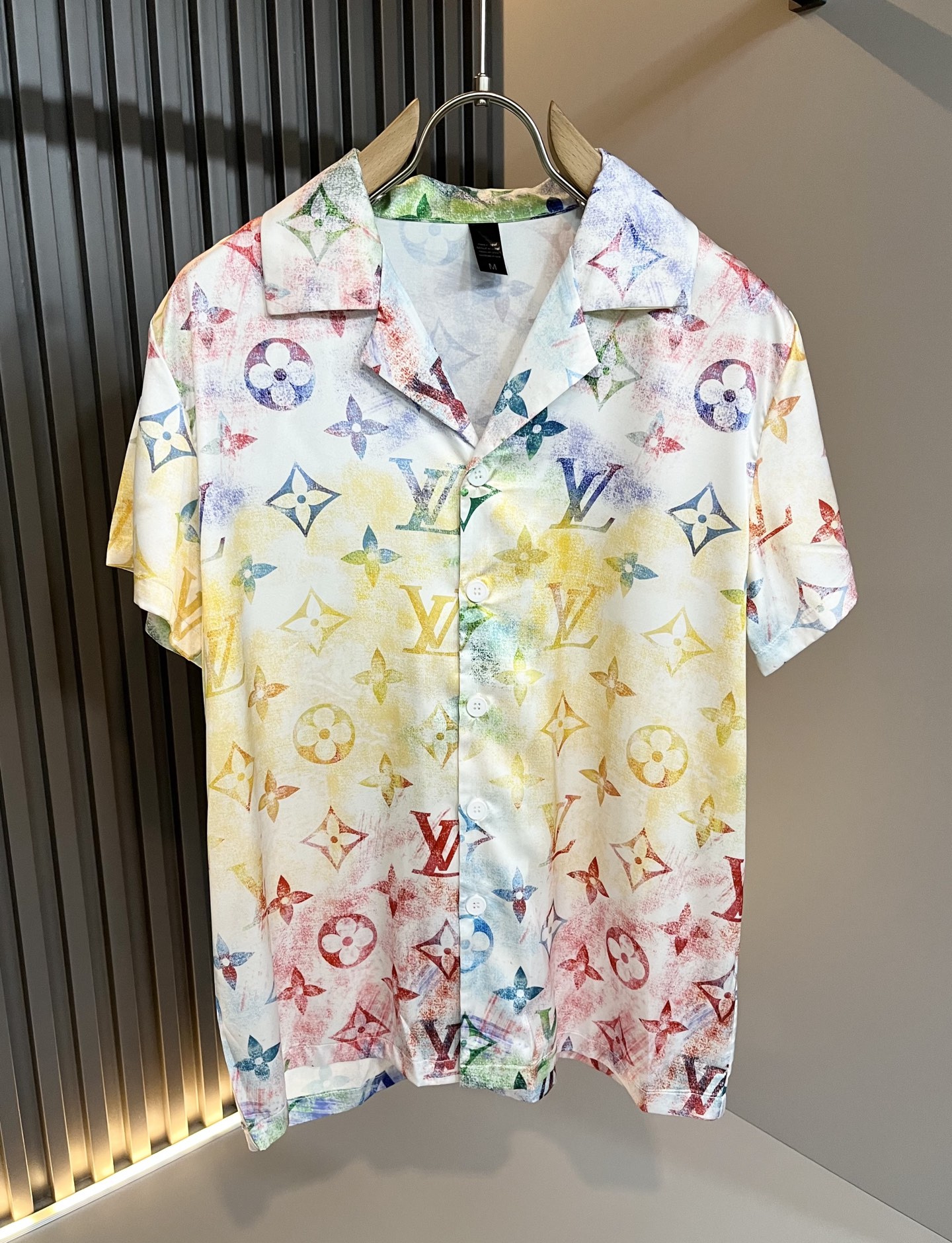 NO:452981,Louis Vuit*on Louis Family New Monogram Series 2025 Spring and Summer!  Light luxury casual suit, pajamas set for the same style for men and women!  The new high-end Louis family has always been so flawless, and creative designs are emerging one after another. If you don’t buy a few Louis items this spring and summer, you can’t be considered a fashion expert. Monogram logo design for clothes!  Custom silk fabric!  The iconic elements of Louis are really something that everyone loves. They are super soft and resilient, from world-class trade-level OEM channels, with extremely rare quantity and no help after selling out. Monogram three-dimensional logo presents an extraordinary texture, clean and neat. This is the Louis family's unique skill and the latest craftsmanship this quarter. The degree of meticulousness has reached the top, and the loose cut style design is unique. It is a fusion of luxury and fashion!  Size M-3XL, louis vuitton,louis vuitton,alexander wang19860909Louis Vuit*on 路易家族 2025春夏新款Monogram系列！轻奢休闲套装,男女同款睡衣套装！路易家族的新高端,细节品质永远的那么完美无瑕,创意设计层出不穷.今年春夏季节没有入手几件路易你算不上时尚达人.衣身Monogram 标识logo图案设计！定制丝绸面料！诠释路易的标志性元素,实属人见人爱的东西.超级柔软且具有韧性,来自世界级贸易级别的代工厂渠道,数量极其稀少售完无补.Monogram立体Logo呈现不一般的质感,干净俐落.这是路易家族的看家绝活也是本季度的最新工艺.细致化程度已经达到顶端了,宽松剪裁的版型设计堪称一绝.属于奢华与时尚的融合！尺码M-3XL,,louis vuitton,louis vuitton,alexander wang,Men's clothing