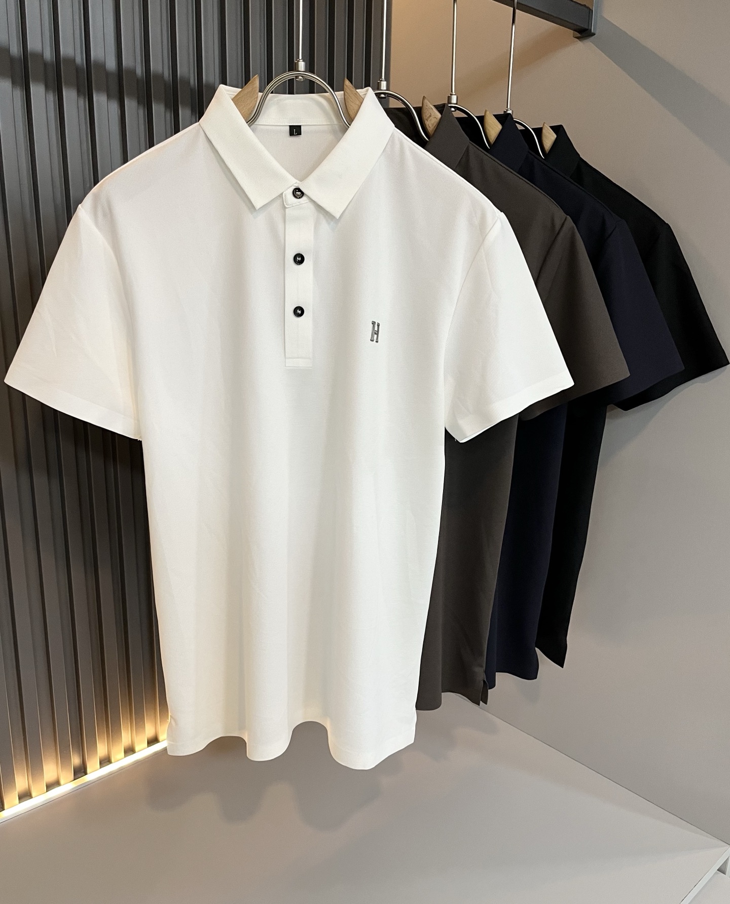 NO:461213,Her*mes 2025 spring and summer new men's short-sleeved Polo shirt, a new upgraded versatile basic style, low-key and luxurious, and a choice of character!  Made of high-quality selected bead flooring cotton, it has good moisture absorption, comfortable and breathable, enjoys a light and relaxed and comfortable wearing experience, has super vertical performance, meticulous craftsmanship, and extremely recognizable, showing the classic perfect pattern design of the new brand, and the breast logo pattern glue-pressing design!  Precise and in place in cutting. Simple and atmospheric style, and can show fashionable charm in daily leisure life. Size M-3XL, T-shirt, alexander wang19860909Her*mes爱*仕2025春夏新款男士短袖Polo衫,全新升级百搭基础款,低调奢华,品格之选！甄选优质精选珠地棉打造而成,吸湿性好,舒适透气,享受轻薄轻松自在的穿着体验,有着超强的垂直性能,工艺细致,辨识度极高,展现全新品牌经典完美版型设计,胸前logo图案压胶设计！在裁剪上精准到位.简约大气风格,又能在日常休闲生活中展现时尚魅力.尺码M-3XL,,T-shirt,alexander wang,Men's clothing