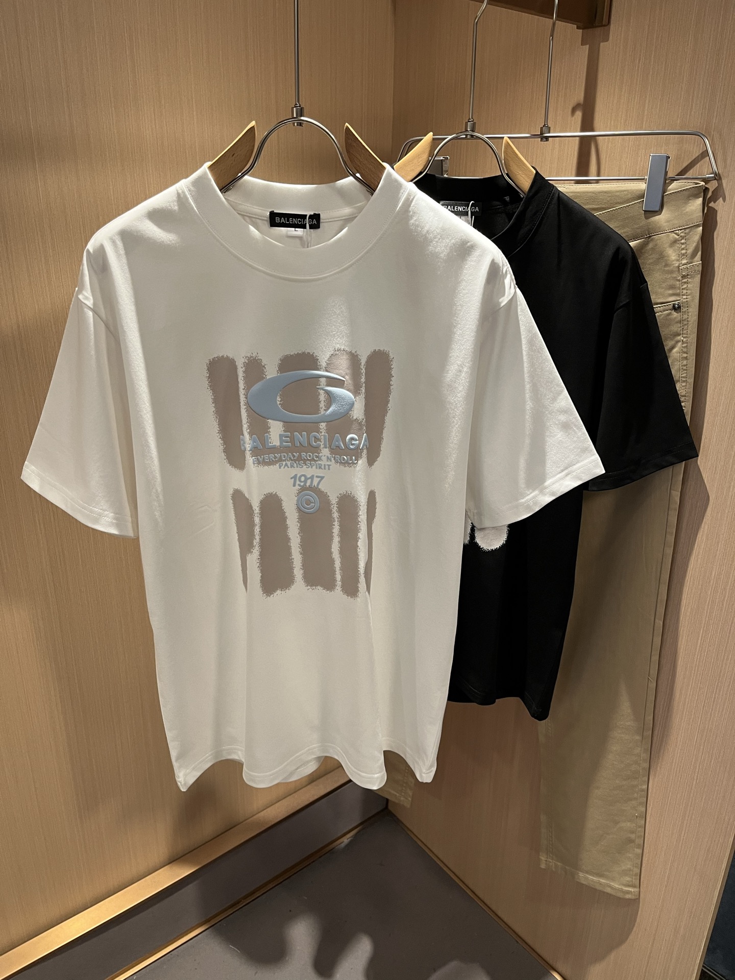 NO:455844,BALENCI*GA Paris* Home 2025 Spring and Summer New Men and Women's Same Short-Sleeve T-shirt!  Fashionable casual short-sleeved T-shirt with catwalk pattern prints!  Design logo glue pressing design!  The most designed and selected customer-supplied 260g pure cotton fabric, which feels soft and skin-friendly, is comfortable and breathable, and you can’t picky about the real thing!  Loose, small, shoulder-dead round neck cut, genderless couple mixed styles, opening up a new fashion charm!  Differentiate the market version of the high-end custom series!  Size M-4XL, balenciaga, T-shirt,tees, t-shirt,alexander wang19860909BALENCI*GA巴黎*家 2025春夏新款男女同款短袖T恤！走秀图案印花时尚休闲短袖T恤衫！设计logo压胶设计！极具设计精选客供260g纯棉面料,手感柔软亲肤,着身舒适透气性都无法挑剔,实物绝对会让你爱不释手！宽松小落肩的圆领版型裁剪,无性别主义的情侣混穿款式,打开全新的时装新韵味！区别市场版本高定系列！尺码M-4XL,,balenciaga,T-shirt,tees，t-shirt,alexander wang,Men's clothing