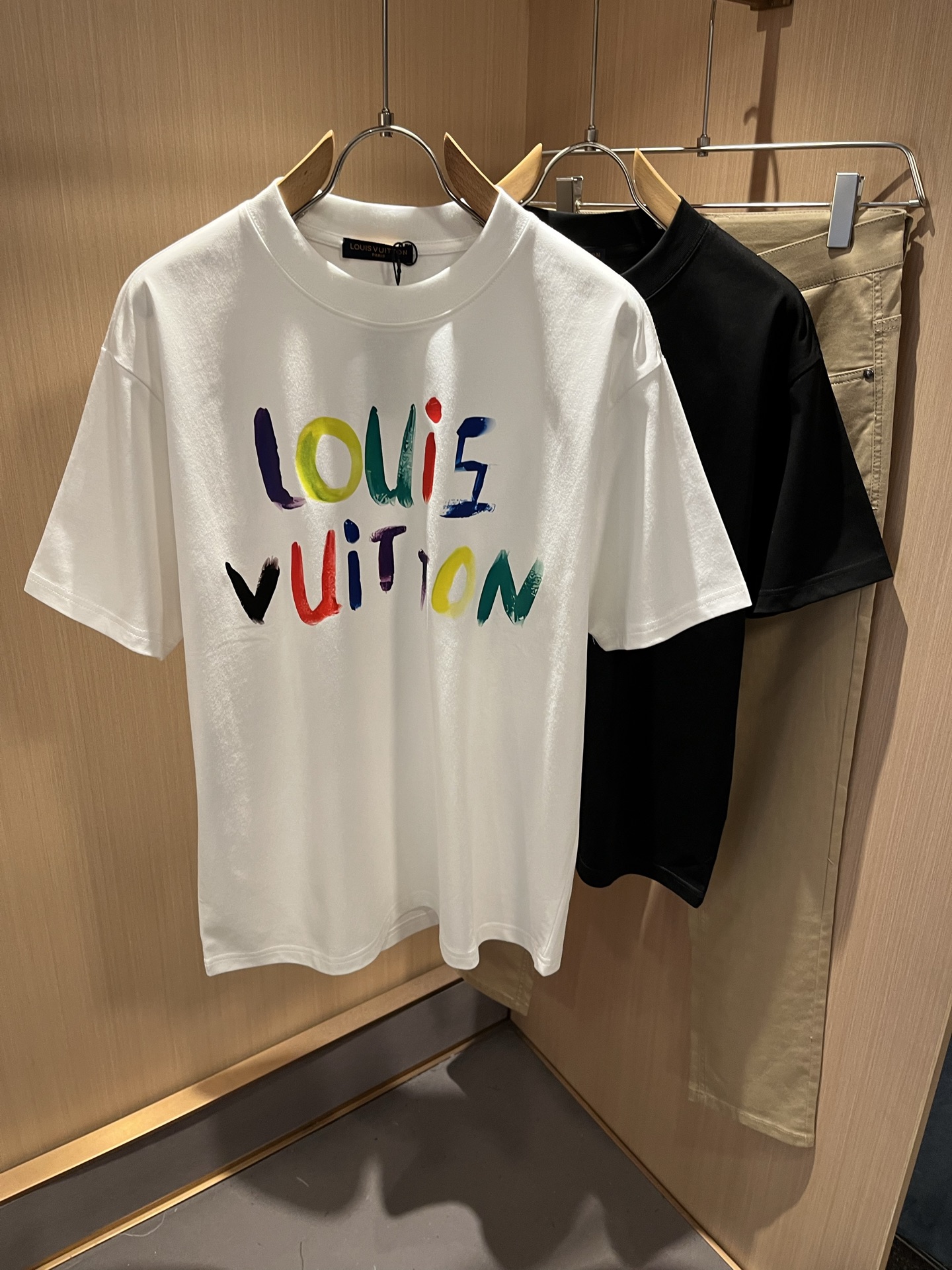 NO:456857,LouisVuitt*Louis*Deng The new series of spring and summer 2025 products are launched, a very fashionable and avant-garde short-sleeved T-shirt for men and women, with logo logo pattern and printing decoration!  Different from the past, it declares the design concept that has been passed down for many years in the brand!  Its eye-catchingness is no less than any classic style, perfectly presenting the fashionable, high-end and luxurious feeling in front of the world!  Made of imported cotton materials, selected high-quality pure cotton fabrics, soft and soft to the touch, the real thing is definitely beyond your imagination, close to the body and breathable, even if you sweat profusely, you will not feel greasy or stuffy, and will bring sweating and moisture absorption to the extreme!  Size M-4XL, louis vuitton,louis vuitton,t-shirt,tees,t-shirt,alexander wang19860909LouisVuitt*路易*登 2025春夏全新系列单品上线,非常时髦前卫的一款男女同款短袖T恤,标识logo图案印花修饰！区别于以往的不同,宣示品牌传承多年的设计理念！其吸睛度完全不亚于任何经典款式,将时髦高级感与奢华感完美呈现在世人眼前！客供进口全棉材质制成,精选优质纯棉面料,触感软糯亲肤细腻,实物到手绝对超乎你的想象,贴身无比舒适透气,即便是汗流浃背也不会有腻身及闷热感可言,将排汗吸湿性发挥到了极致！尺码M-4XL,,louis vuitton,louis vuitton,T-shirt,tees，t-shirt,alexander wang,Men's clothing