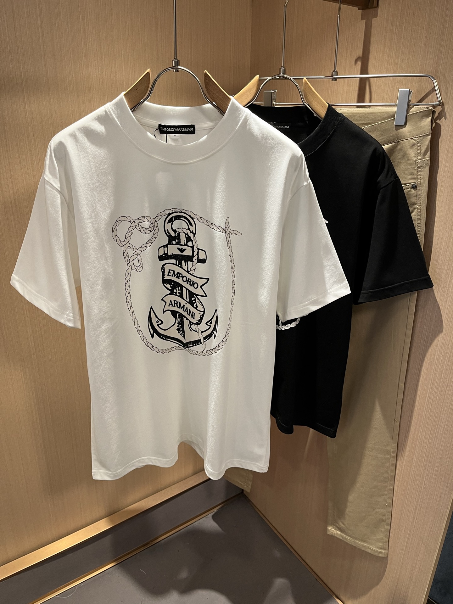 NO:456877,Arman A*ni's new spring and summer 2025 men and women's same casual short-sleeved T-shirt, original single OEM factory order, logo glue pressing design!  The simple design is exquisite and elegant, amazing!  Customized original exclusive pure cotton fabric, soft and delicate feel, super comfortable on the upper body, and ultimately enjoy wearing!  Inheriting the classic styles of the past, the upper body effect comes naturally, and simple outfits do not require too many accessories. It can easily create a fashionable feeling, and the return rate will also increase. Get it at a speed!  Size M-4XL, Armani, T-shirt,tees, t-shirt,alexander wang19860909Arman阿*尼2025春夏新款男女同款休闲短袖T恤,原单代工厂订单,标志logo压胶设计！简洁的设计精致优雅,令人叹服！定制原版专属纯棉面料,手感柔软细腻,上身超级舒适,极致的穿着享受！继承着以往的经典版型,上身效果自然而来的出彩,简单穿搭无需过多的饰物,轻松搭出时尚感,回头率也会随之提升.速度入手吧！尺码M-4XL,,armani,T-shirt,tees，t-shirt,alexander wang,Men's clothing