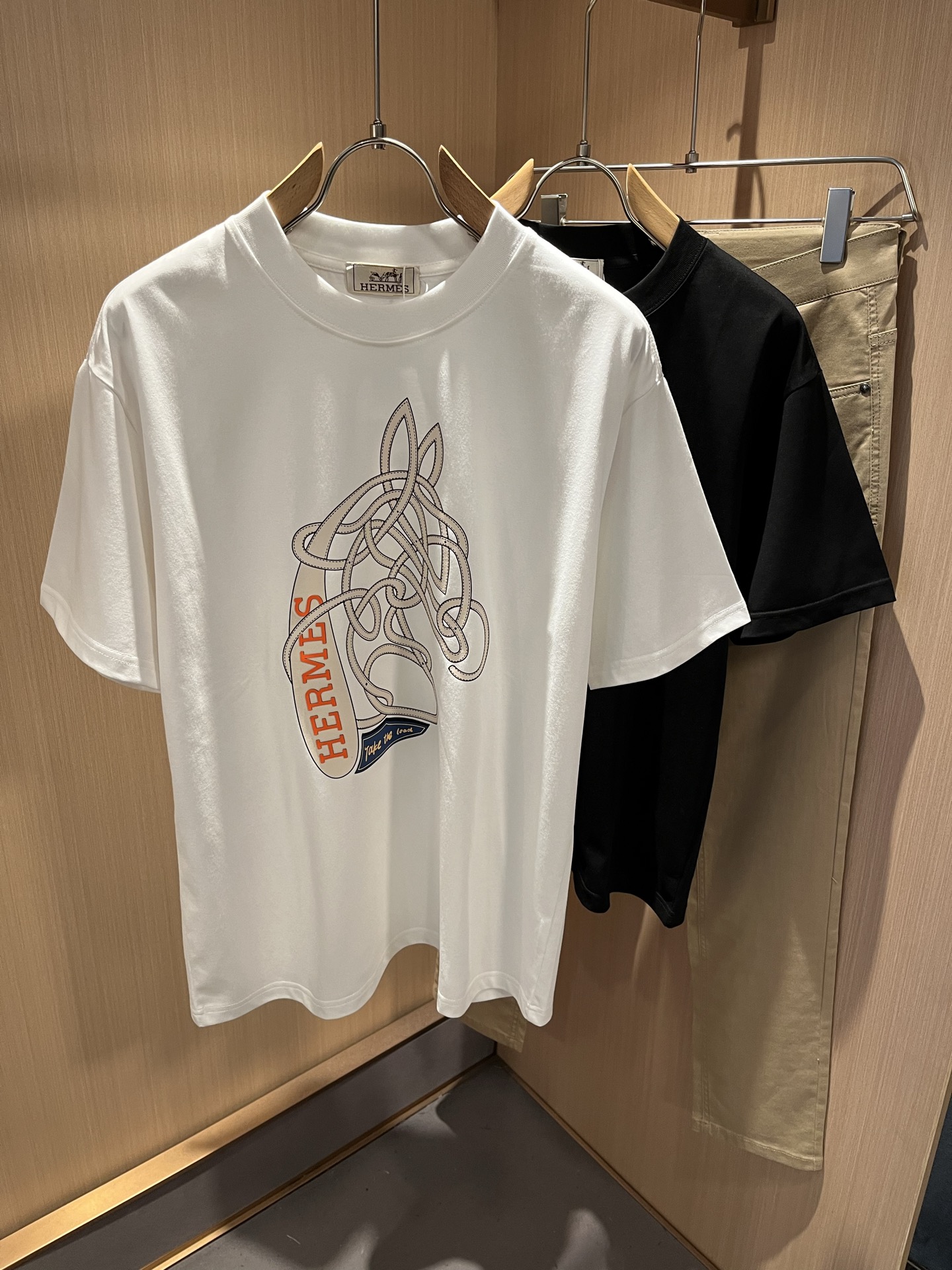 NO:456887,Her*mes 2025 spring and summer new short-sleeved T-shirt for men and women, a brand new upgraded versatile basic style, low-key and luxurious, and a choice of character!  Select high-quality and selected pure cotton fabrics!  Created, enjoy a relaxed and comfortable wearing experience, with super vertical performance, the iconic logo is highly artistic and has a very detailed craftsmanship, and has a high recognition, showing the new brand micro-label culture!  Classic perfect layout design, precise and in place for cutting. Simple and atmospheric style, and can show fashionable charm in daily leisure life. Size M-4XL, T-shirt,tees, t-shirt,alexander wang19860909Her*mes爱*仕2025春夏新款男女同款短袖T恤,全新升级百搭基础款,低调奢华,品格之选！甄选优质精选纯棉面料！打造而成,享受轻松自在的穿着体验,有着超强的垂直性能 艺术感极强标志性logo压胶工艺设计,工艺细致,辨识度极高,展现全新品牌微标文化！经典完美版型设计,在裁剪上精准到位.简约大气风格,又能在日常休闲生活中展现时尚魅力.尺码M-4XL,,T-shirt,tees，t-shirt,alexander wang,Men's clothing