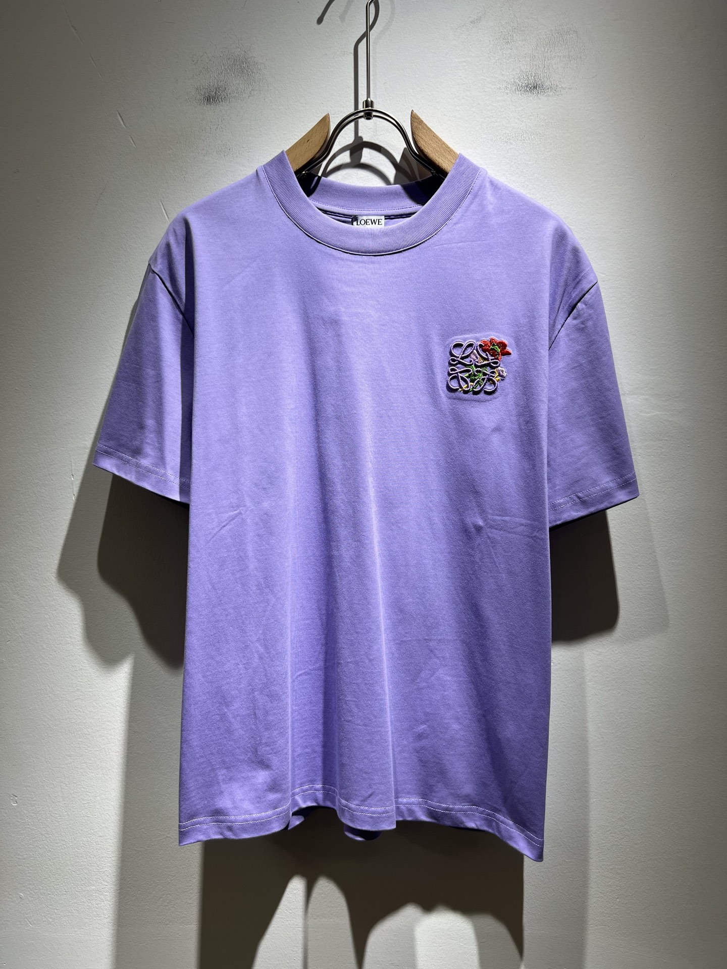 NO:455905,LOE*WE Luo*We 2025 spring and summer new short-sleeved T-shirt for men and women, original Italian order channel, very personalized and high-end style, logo logo pattern embroidery craft design!  Couple pure cotton short-sleeved T-shirt!  !  The latest fashion trends and popular products are here, and it is another simple and high-end fashion item. It is a fashion product with very high-end outfit charm. It is a must-have item for fashion trends!  Original Italian manufacturer channels, special-level orders, and released at the same time as Hong Kong, Macao and Taiwan buyers. This model is also the latest popular product of Luo Yiweijia this year and the most classic product. Its specifications and grades are beyond doubt!  !  The choice is very diverse, and it can be said that this model naturally has a fresh and natural feeling, showing the brand charm and high-end feeling. The texture of this model is very good, and the heavy weight and brilliant skin-friendliness that can be seen with hands are even better, and it is a complete enjoyment of wearing!  !  Size: M-3XL, loewe, loewe, T-shirt,tees, t-shirt,alexander wang19860909LOE*WE罗*威 2025春夏新款男女同款短袖T恤,意大利原厂订单渠道,极具个性高级风,标志logo图案刺绣工艺设计！情侣款纯棉短袖T恤！！最新时尚潮流人气产物驾到,又是一款简约高级的时尚单品,穿搭魅力十分高级不俗的时尚产物 ,时尚潮流必备单品！意大利原厂渠道,特供级别订单,同步港澳台买手店发布,此款也是罗意威家今年的最新人气产物,也是最经典的产物,其规格跟档次更是毋庸置疑！！ 选择极具多样化,言而喻此款自然具备那种清新自然的感觉,彰显品牌魅力与高级感,此款的质感十分的到位,用手可以感知的重磅跟出彩亲肤程度更是上佳,十足的穿着享受！！尺码: M-3XL,,loewe,loewe,T-shirt,tees，t-shirt,alexander wang,Men's clothing