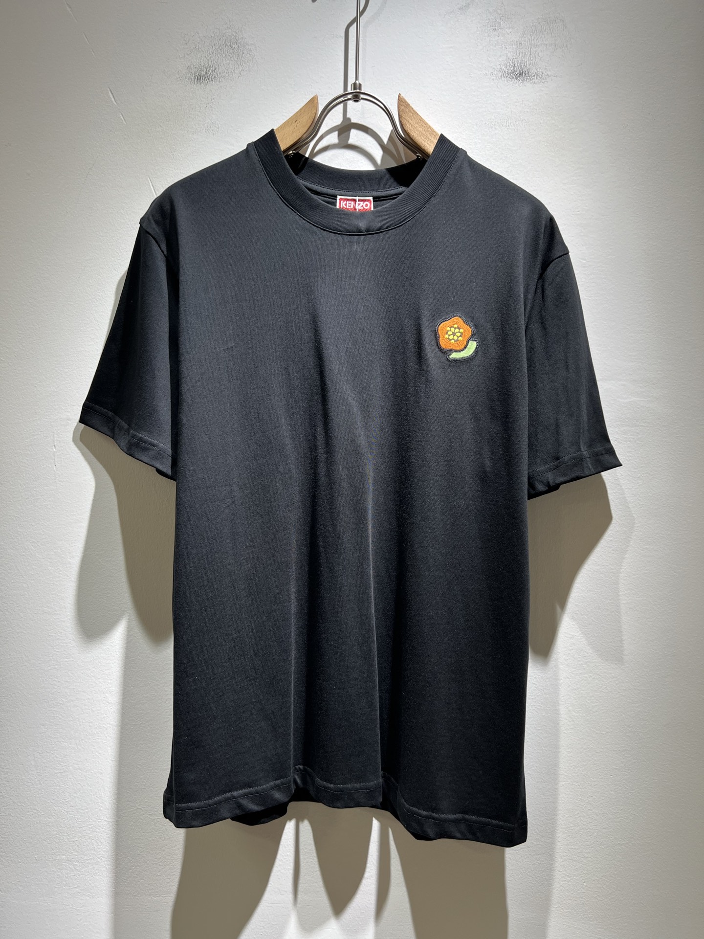 NO:458852,KENZ*Takata*3 The new short-sleeved T-shirt for men and women in spring and summer 2025, the new products that inherit classic works and improve the new products have more three-dimensional senses, and the letter logo pattern embroidery design on the chest!  It means that you have great power and richness!  A must-have item in the Year of the Tiger, customized original pure cotton fabric. If you like it, hurry up and buy it!  First-in, first served!  Size M-3XL, T-shirt,tees,t-shirt,alexander wang19860909KENZ*高田*三 2025春夏新品男女同款短袖T恤,传承经典著作改良后的新品更加的具有立体感官,胸前字母logo图案刺绣设计！代表着虎虎生威,富富有余！虎年必备单品,定制原版纯棉面料.有喜欢赶紧入手吧！先入先得！尺码M-3XL,,T-shirt,tees，t-shirt,alexander wang,Men's clothing