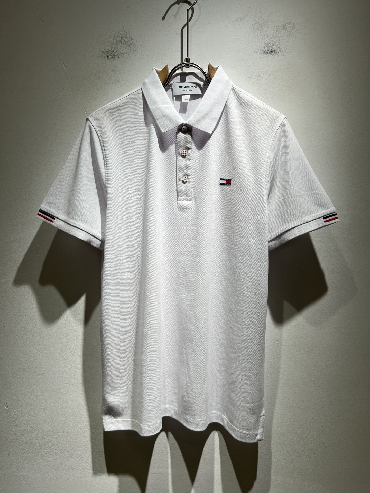 NO:453009,ThomBrow*e Tom*Long ~ New products for spring and summer 2025!  It is available on the official website at the same time. It is a casual classic lapel short-sleeved Polo shirt with unique design charm, very high-end, simple and not simple, and a new model of ready-to-wear!  The fabric is selected with unique bead floor cotton fabric, which feels smooth and soft, has texture, and has a strong sense of verticality. The upper body is smooth and not tight, and the feeling of stuffiness caused by direct ultraviolet rays. The chest design logo pattern logo pressing design!  The style is harmonious and unified, with the ultimate craftsmanship level. The side is very unique and tailored, very flavorful, delicate and comfortable to wear, showing sports vitality and exquisite details. The classic and perfect layout design shows fashion vitality in daily leisure life. Improve men's charm and style and achieve high-end models. Size M-3XL, T-shirt, alexander wang19860909ThomBrow*e汤姆*朗 ~2025春夏新品！官网同步有售,休闲经典翻领短袖Polo衫,独特设计魅力,非常高端,简约不简单,成衣新典范！面料精选独特珠地棉面料,手感光滑柔软,有质感,有很强的垂直感,上身爽滑不紧绷,紫外线直射造成的闷热感,胸前设计标识图案logo压胶设计！风格和谐统一,极致工艺水平.侧面非常独特裁剪设计风格,非常有味道,精致细腻,好穿舒适,展现运动活力,细节考究.经典完美版型设计,日常休闲生活中展现时尚活力.提升男士魅力格调,成就高端典范.尺码M-3XL,,T-shirt,alexander wang,Men's clothing