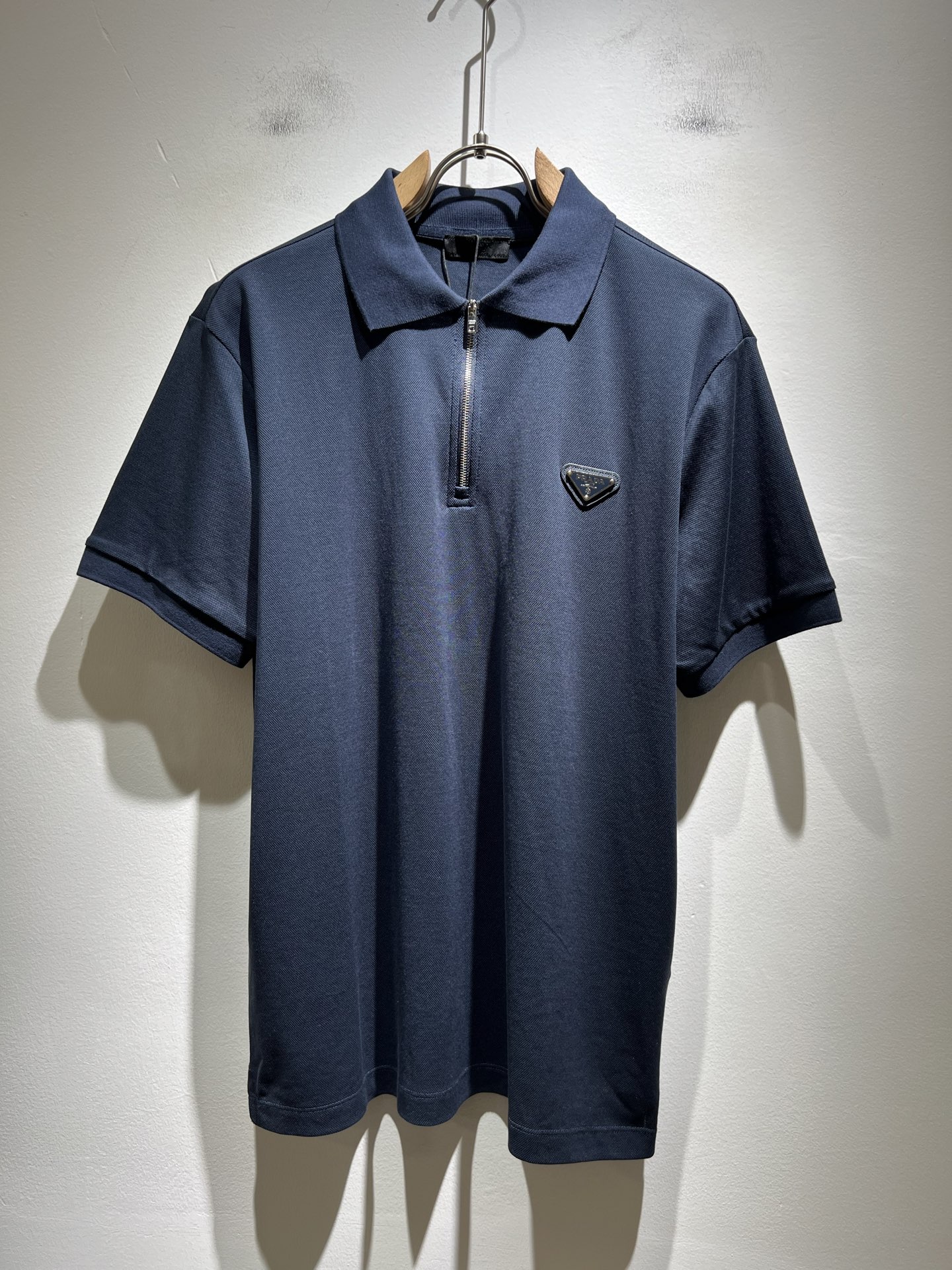 NO:453029,Prad*Pu*da 2025 spring and summer new classic element short-sleeved Polo shirt, a classic and elegant style, the kind that can be worn for ten years, you must collect a few pieces, and you must collect the rare and exquisite style!  A good taste!  It is important that it cannot avoid any season when it is imported 100% top-grade bead floor cotton!  Fine weaving!  solid!  One of the best cottons recognized in the world!  The texture is perfect! The chest triangle hardware logo pattern design!  Perfectly enrich everyone's visual sense!  Make you feel clean and neat!  Fashionable and beautiful!  !  Only by wearing Prada's short-sleeved shirt can you know what is worth it!  PRADA has always been a quality life pursued by European aristocrats and upper class scholars. This simple and casual versatile T-shirt is a personal luxury item with fashionable colors. Luxury materials and rigorous craftsmanship are the main tools for PRADA to attract fans. The flat and stylish round neck is warm, comfortable and easy to wear. The black and white colors have their own tone and handsome, and it is truly a world-class style!  The brand's design details are very exquisite, the upper body is light and stylish, and you have to buy the latest T-shirt every season. Faced with this consumable, it will save you the trouble of going out and outfitting. There are many letter T-shirts on the market, but this one is still rare to see. The streamlined tailoring and a light casual and artistic temperament give you enough spring to arrange the surface. Every person who pursues fashion, you might as well try it on the upper body!  Size M-2XL, prada, prada, T-shirt,tees, t-shirt,alexander wang19860909Prad*普*达 2025春夏季新款经典元素短袖Polo衫,经典大方的款式,可以穿十年都还是流行的那种,你一定要收藏几件,难得精致极致的款,你一定要收！好品味的一件！重要到哪个季节都绕不开它百分百进口顶级珠地棉！织法精细！结实！世界公认最好的棉之一！手感质感都极完美! 胸口三角五金logo图案设计！完美的丰富大家的视觉感！让你感觉干净利落！时尚又好看！！穿上普拉达的这款短袖,才知道什么是人间太值得！PRADA一直都是欧洲贵族和上流社会雅士追求的品质生活这款简易休闲百搭T恤更是穿出个人奢侈的单品色彩时尚 奢侈的材质和严谨的工艺是PRADA圈粉的主要利器平整有型的圆领,版型温暖舒适好穿又好搭,黑白双色自带腔调和帅气,真正的一款打天下！品牌的设计细节十分考究,上身轻便有型,每季都要入手最新的T恤,面对这种消耗品,直接省了你出门穿搭的烦恼,市面上的字母T恤有很多,但这款还很难得一见了,信手拈来的流线剪裁,淡淡的休闲文艺气质,给足春日的排面,每个对时髦度有追求的你,都不妨上身一试！尺码M-2XL,,prada,prada,T-shirt,tees，t-shirt,alexander wang,Men's clothing