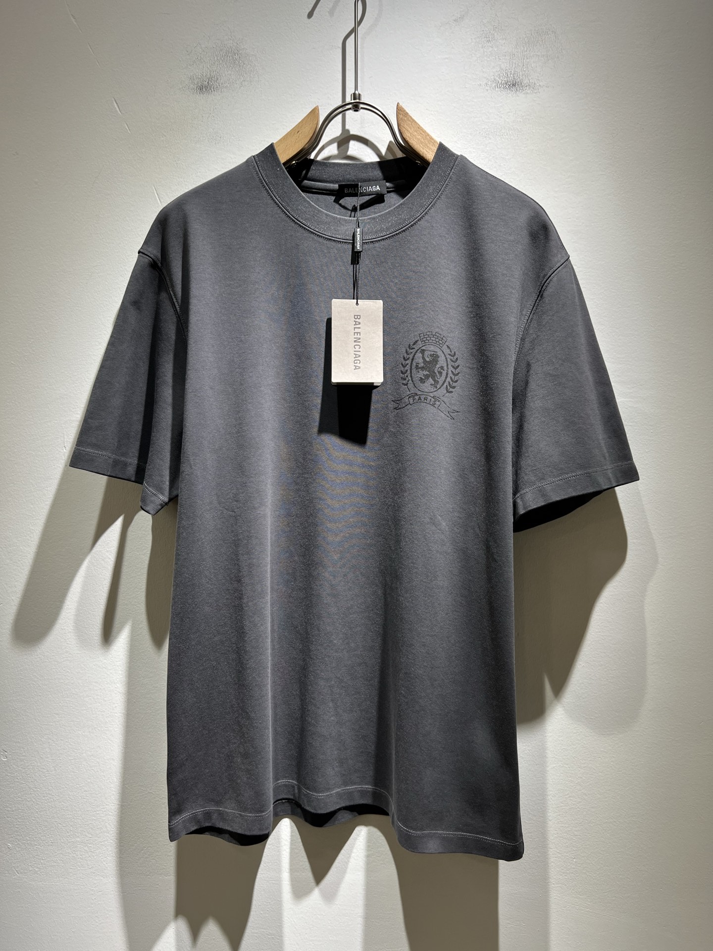 NO:453019,BALENCIA* Paris* Home 2025 Spring and Summer New Men and Women Couples Casual Loose Cotton Round Neck Short Sleeve T-shirt!  Trading companies have sparse channels and are released on the official website at the same time!  The latest series of spring and summer 2025, classic fashion design elements, injecting full vitality into the new series. This T-shirt is carefully selected for imported cotton fabrics. The fabric feels skin-friendly and soft and delicate, and the body logo print design!  It has an extremely comfortable and breathable wearing experience. The whole item is very eye-catching and fashionable, and is deeply loved by young people today!  The loose round neck cut is a neutral style regardless of age and gender, suitable for matching all the styles and looks you need in your daily life!  It is recommended to wear couple outfits to go out on the street to make it more pleasing to the eye!  Size M-5XL, balenciaga, T-shirt,tees, t-shirt,alexander wang19860909BALENCIA*巴黎*家 2025春夏新款男女同情侣款休闲宽松棉质圆领短袖T恤衫！贸易公司渠道稀出,同步官网发售 ！ 2025春夏最新系列,经典时尚设计元素,为全新系列注入满满活力,这款T恤衫用心甄选客供进口棉面料制成,面料手感亲肤柔软细腻,衣身logo印花设计！拥有着无比舒适透气性的穿着体验,整件单品极具吸睛度与时尚感,深受当下年轻人的喜爱！基础宽松的圆领版型裁剪,不分年龄与性别的中性款式,适合搭配你日常所需的所有风格与造型！建议搭配情侣装出街会更为养眼出色！尺码M-5XL,,balenciaga,T-shirt,tees，t-shirt,alexander wang,Men's clothing