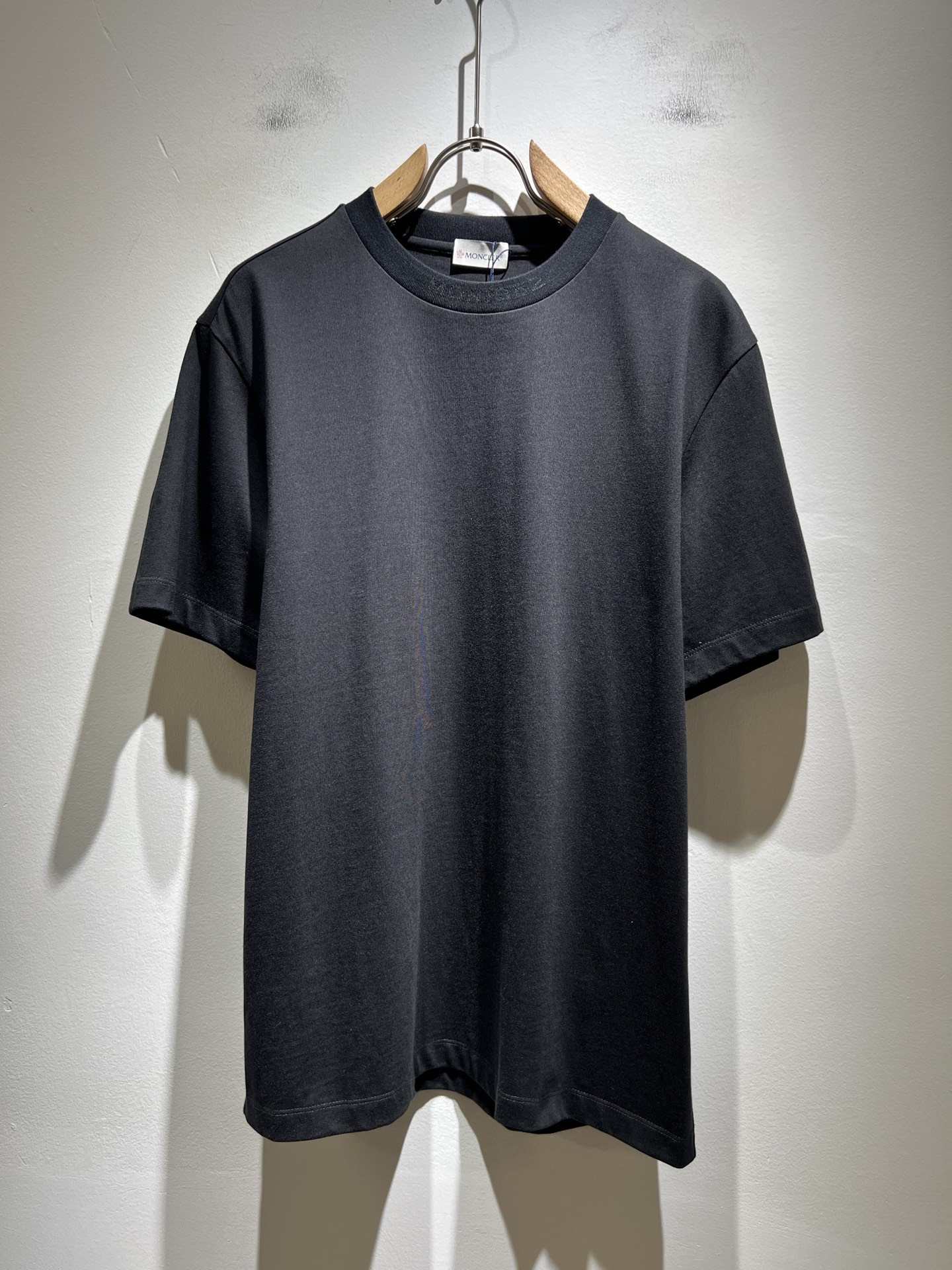 NO:453053,Moncler Mengjia 2025 Spring and Summer Latest Men and Women's Same Trade Order Short-sleeved T-shirt, Full Quality!  !  Internet celebrity style!  Designed with logo pattern badge!  The upper body is comfortable and breathable, not stiff, and the overall three-dimensional feeling is rich. Quality export orders, customized exclusive pure cotton fabric tailoring to meet the simple needs of commuters for dressing. The upper body is very effective, slim and not picky about the figure. The fabric workmanship... Improper, only good craftsmanship can make you feel good and tasteful. A must-have item for everyone!  Size M-5XL, T-shirt,tees,t-shirt,alexander wang19860909Moncler蒙家 2025春夏最新男女同款贸易订单短袖T恤,全品相！！网红款！采用logo图案徽章设计！上身舒适透气,不僵硬,整体有着丰富的立体感,品质出口订单,定制专属纯棉面料剪裁,满足通勤人们对于着装的简约需求,上身效果很好,显瘦,不挑剔身材.面料做工....无可挑剔,好工艺好面料才能穿出好品味一款,人手必备单品！尺码M-5XL,,T-shirt,tees，t-shirt,alexander wang,Men's clothing