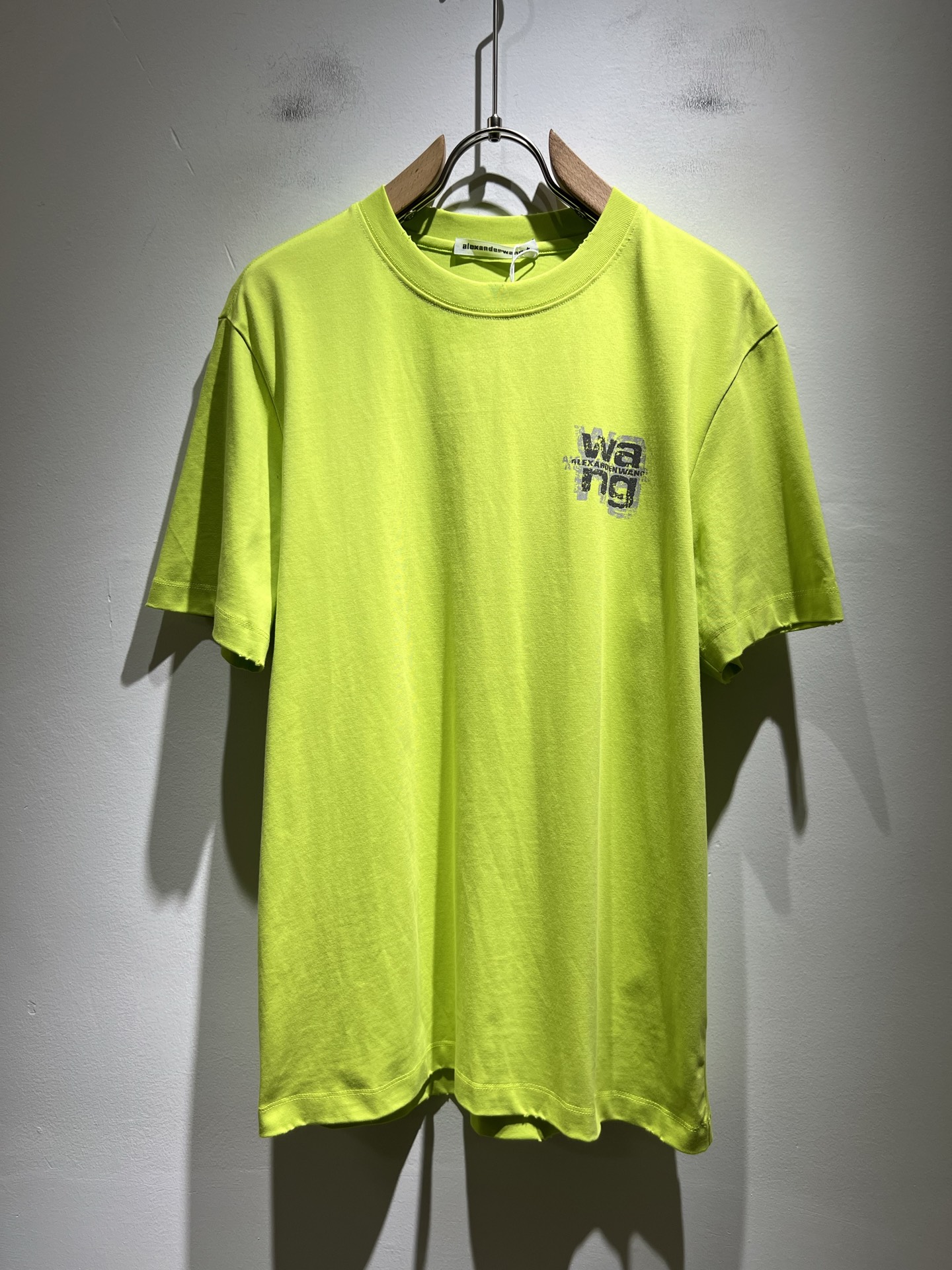 NO:454538,Alexander Wang 2025 spring and summer short-sleeved T-shirt for men and women. Limited-time European regional sales, heavyweight stunning items, series on sale on the official website. Weaving of luxury first-tier brands' royal fabric factory, original customized 260G pure cotton fabric!  The latest letter logo pattern printing design for chest this quarter!  Continue the charm of classic design style!  It feels soft and comfortable, with no burden on your clothes, moisture absorption and breathability, full of quality, and is extremely versatile, both inside and outside, and is very outstanding!  Size M- 5XL, alexander wang,T-shirt,tees,t-shirt,alexander wang19860909Alexander Wang亚力山大王 2025春夏款男女同款短袖T恤.欧洲区域限定发售,重磅级尤物单品,官网在售系列.奢侈一线大牌的御用面料厂织造,原版定制260G纯棉面料！胸口这一季度最新字母logo图案印花设计！延续经典设计风格魅力！手感柔软 舒适,穿着无累赘感,吸湿透气,品质感十足,极为百搭系无论内搭还是外穿都非常出彩！尺码M- 5XL,,alexander wang,T-shirt,tees，t-shirt,alexander wang,Men's clothing