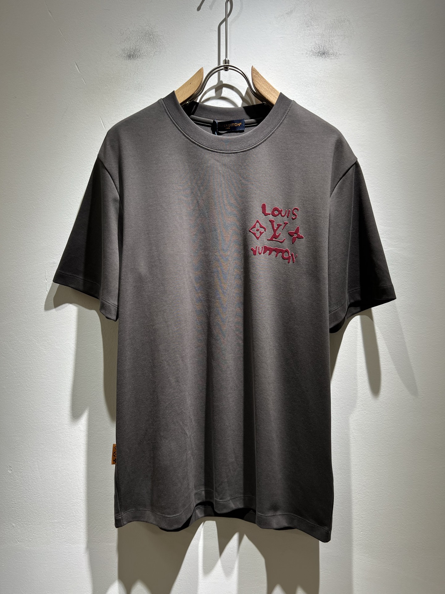 NO:453043,LouisVuitt*Louis*Deng The new series of spring and summer 2025 products are launched, a very fashionable and avant-garde short-sleeved T-shirt for men and women, with logo pattern velvet modification!  Different from the past, it declares the design concept of brand inheritance!  Its eye-catchingness is no less than any classic style, perfectly presenting the fashionable, high-end and luxurious feeling in front of the world!  Made of imported 260 grams of cotton, selected high-quality pure cotton fabrics, soft and soft to the touch, the real thing is definitely beyond your imagination, close to the body and breathable, even if you sweat profusely, you will not feel greasy or stuffy, and will bring sweating and moisture absorption to the extreme!  Size M-5XL, louis vuitton,louis vuitton,t-shirt,tees,t-shirt,alexander wang19860909LouisVuitt*路易*登 2025春夏全新系列单品上线,非常时髦前卫的一款男女同款短袖T恤,标识logo图案压绒修饰！区别于以往的不同,宣示品牌传承的设计理念！其吸睛度完全不亚于任何经典款式,将时髦高级感与奢华感完美呈现在世人眼前！客供进口260克全棉材质制成,精选优质纯棉面料,触感软糯亲肤细腻,实物到手绝对超乎你的想象,贴身无比舒适透气,即便是汗流浃背也不会有腻身及闷热感可言,将排汗吸湿性发挥到了极致！尺码M-5XL,,louis vuitton,louis vuitton,T-shirt,tees，t-shirt,alexander wang,Men's clothing