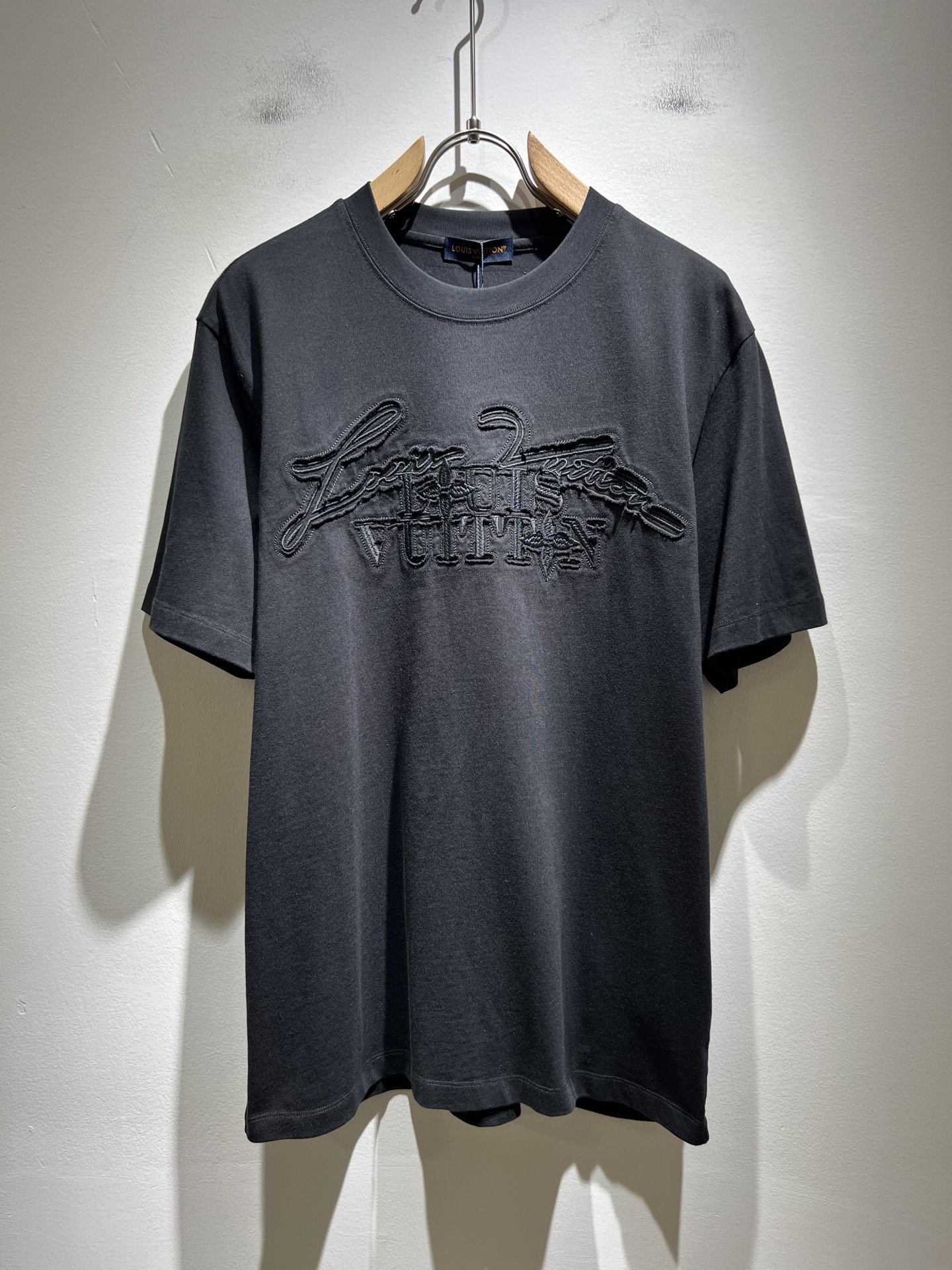 NO:454542,LouisVuitt*Louis*Deng The new series of spring and summer 2025 products are launched, a very fashionable and avant-garde short-sleeved T-shirt for men and women, with logo embroidery embroidery decoration!  Different from the past, it declares the design concept of brand inheritance!  Its eye-catchingness is no less than any classic style, perfectly presenting the fashionable, high-end and luxurious feeling in front of the world!  Made of imported 260 grams of cotton, selected high-quality pure cotton fabrics, soft and soft to the touch, the real thing is definitely beyond your imagination, close to the body and breathable, even if you sweat profusely, you will not feel greasy or stuffy, and will bring sweating and moisture absorption to the extreme!  Size M-5XL, louis vuitton,louis vuitton,t-shirt,tees,t-shirt,alexander wang19860909LouisVuitt*路易*登 2025春夏全新系列单品上线,非常时髦前卫的一款男女同款短袖T恤,标识logo图案刺绣修饰！区别于以往的不同,宣示品牌传承的设计理念！其吸睛度完全不亚于任何经典款式,将时髦高级感与奢华感完美呈现在世人眼前！客供进口260克全棉材质制成,精选优质纯棉面料,触感软糯亲肤细腻,实物到手绝对超乎你的想象,贴身无比舒适透气,即便是汗流浃背也不会有腻身及闷热感可言,将排汗吸湿性发挥到了极致！尺码M-5XL,,louis vuitton,louis vuitton,T-shirt,tees，t-shirt,alexander wang,Men's clothing