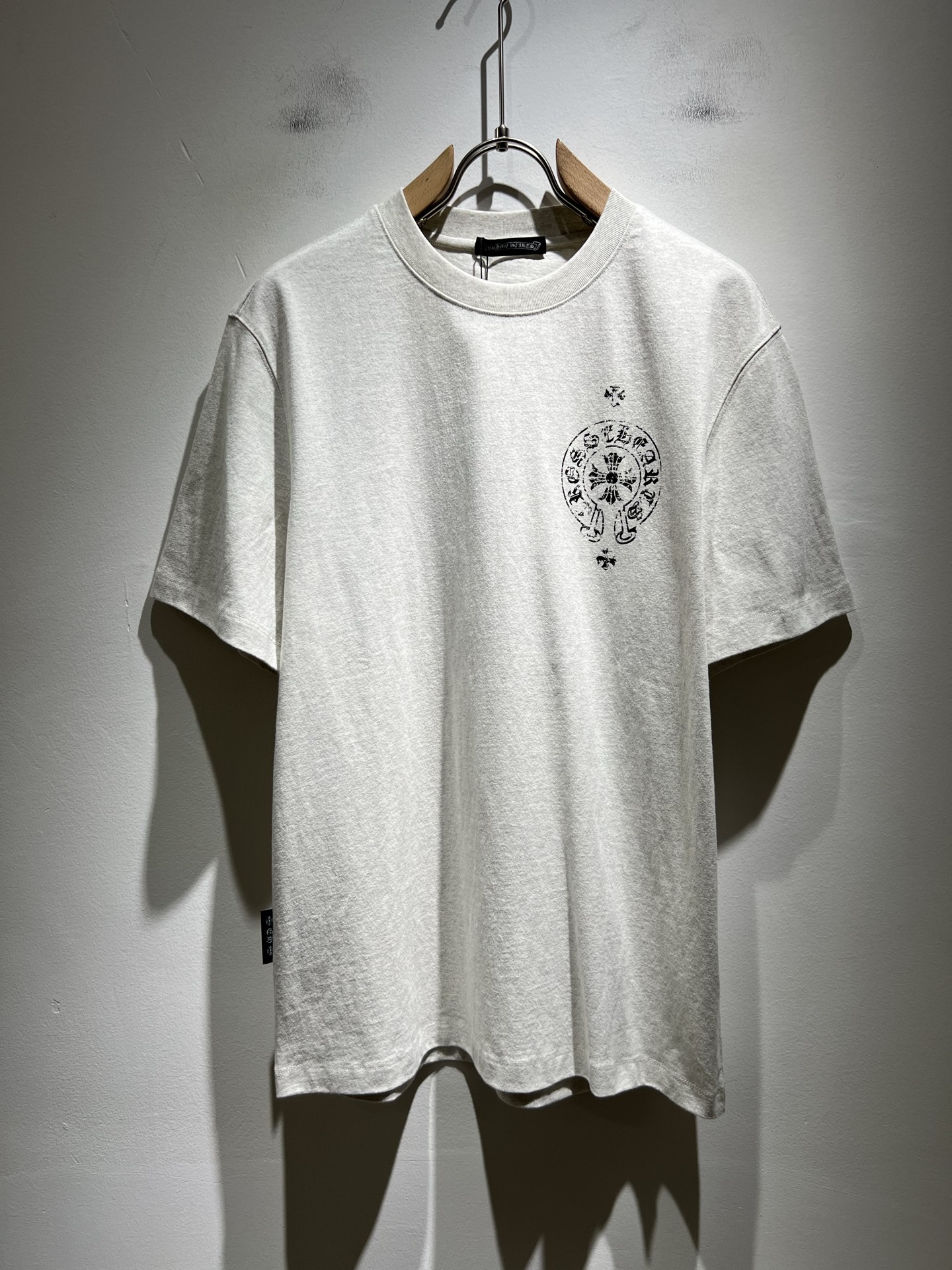 NO:454519,Chrome Hear*s 2025 spring and summer new product for men and women the same style as gram* heart short-sleeved T-shirt, recommended for cracked walls!  The fashionable and arrogant Chrome Hear*s is favored by the whole world. The 2025SS hits the stimulus version, the classic short-sleeved T-sleeved elements, and the front and rear logo printing design!  Full of fashionable luxury style, exuding a charming sense of art!  Large and lazy, high-end exclusive wash water pure cotton material for customer supply!  Super comfortable upper body!  Large oversized shoulder-falling!  Men and women are the same style!  Size M-5XL, chrome hearts, T-shirt,tees, t-shirt,alexander wang19860909Chrome Hear*s 克*心 2025春夏新品男女同款克*心短袖T恤,墙裂推荐！时尚傲娇的Chrome Hear*s,被全世界宠幸着.2025SS引爆款,经典克*心元素断绝短袖T,前后logo印花设计！充满了时尚的奢华风,散发着迷人的艺术感！宽大慵懒,客供高端专属洗水纯棉材质！上身超级舒适！大廓形大落肩！男女同款入！尺码M-5XL,,chrome hearts,T-shirt,tees，t-shirt,alexander wang,Men's clothing