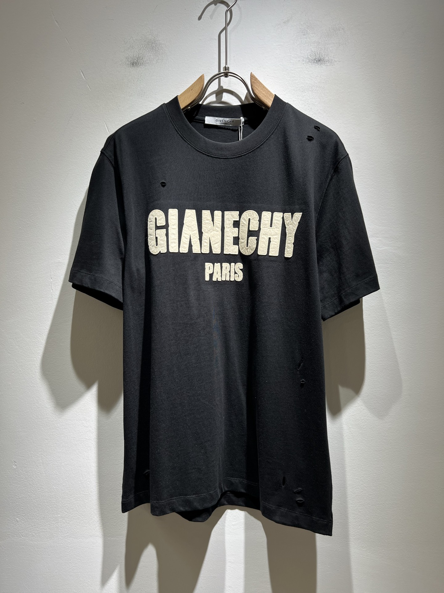 NO:453028,Giv*chy/Ji*xi's new short-sleeved T-shirt for men and women in spring and summer, the main creator has injected new fashion energy into fashion. By exploring various themes and sexy charm, it is highly recognizable and leads the new street fashion trend. This model is the exclusive outstanding design element of G's family, designing logo pattern design!  Perfect fusion, clear and restored patterns, showing the elegant style of the brand. The original 260g pure cotton material is made of solid and high-end fabric, and the upper body can be easily controlled, showing the casual and fashionable charm. Size M-5XL, gucci, T-shirt, tees, t-shirt, alexander wang19860909Giv*chy/纪*希2025春夏新款男女同款短袖T恤,主创时尚注入了全新时尚能量.通过探索各种题材和性感魅力,极具辨识度,引领全新街头时尚潮流.该款是G家独家的出彩设计元素,设计标识logo图案设计！完美融合,图案清晰还原度极高,彰显品牌优雅格调.选用原版260g纯棉材质,面料紧实高级,上身均可轻松驾驭,展现休闲自在时尚魅力.尺码M-5XL,,gucci,T-shirt,tees，t-shirt,alexander wang,Men's clothing