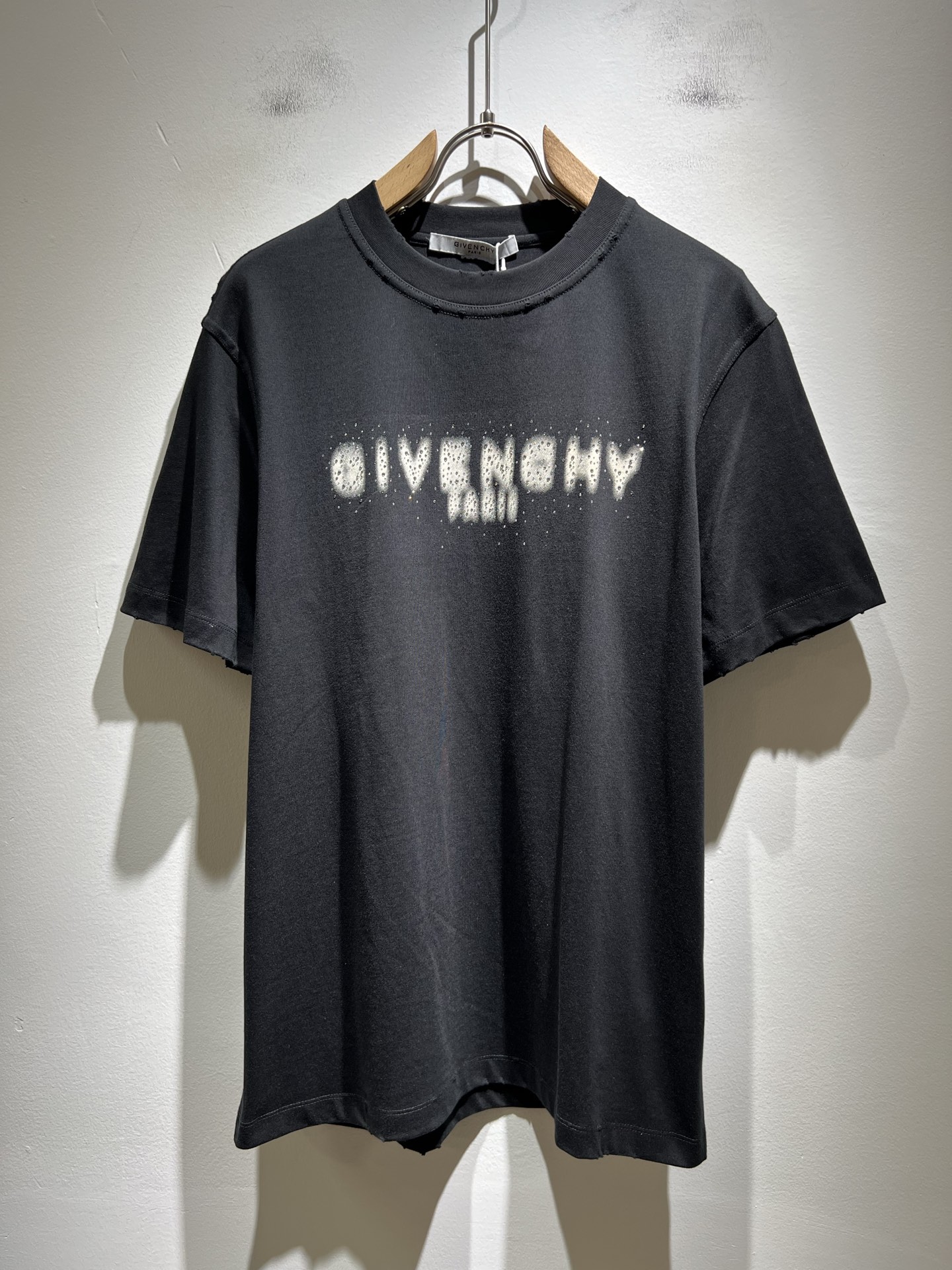 NO:454508,Giv*chy/Ji*xi's new short-sleeved T-shirt for men and women in spring and summer, the main creator has injected new fashion energy into fashion. By exploring various themes and sexy charm, it is highly recognizable and leads the new street fashion trend. This model is the exclusive outstanding design element of G's family, with the design logo logo pattern printed and diamond design!  Perfect fusion, clear and restored patterns, showing the elegant style of the brand. The original 260g pure cotton material is made of solid and high-end fabric, and the upper body can be easily controlled, showing the casual and fashionable charm. Size M-5XL, gucci, T-shirt, tees, t-shirt, alexander wang19860909Giv*chy/纪*希2025春夏新款男女同款短袖T恤,主创时尚注入了全新时尚能量.通过探索各种题材和性感魅力,极具辨识度,引领全新街头时尚潮流.该款是G家独家的出彩设计元素,设计标识logo图案印花烫钻设计！完美融合,图案清晰还原度极高,彰显品牌优雅格调.选用原版260g纯棉材质,面料紧实高级,上身均可轻松驾驭,展现休闲自在时尚魅力.尺码M-5XL,,gucci,T-shirt,tees，t-shirt,alexander wang,Men's clothing