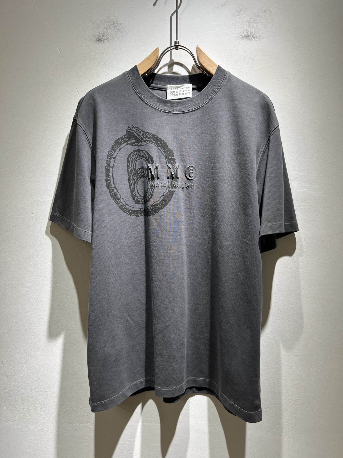 NO:454529,Maison Margiel 2025 spring and summer new short-sleeved T-shirt for men and women, and the counter is available at the same time!  Customized exclusive wash water pure cotton fabric, chest logo pattern glue-pressing design!  Simple and generous, calm and versatile, extremely high-end, perfectly integrated with fashion and style, a top fashionable style that perfectly suits the outside wear!  The overall feeling is natural!  Extremely classic versatile casual pants, customized original cotton fabric!  The ultimate perfection of heavy industry!  Fans who pursue high quality are please buy them by themselves, and all fans who know the goods are invited to appreciate this model together!  !  Size M-5XL, Masion Margiela, T-shirt,tees, t-shirt,alexander wang19860909马吉拉 maison margiel 2025春夏新款男女同款短袖T恤,专柜同步发售！定制专属洗水纯棉面料,胸前logo图案压胶设计！简约大方,从容百搭,档次极高,完美融入时尚还有风情感一款完美符合外穿的顶尖时髦气质款！整体给人浑然天成的感觉！极致经典的百搭型休闲裤,定制原版纯棉面料！极致的重工极致的完美！追求高品质的粉丝们请自行抢购,诚邀所有识货的粉丝一同鉴赏此款！！尺码M-5XL,,masion margiela,T-shirt,tees，t-shirt,alexander wang,Men's clothing