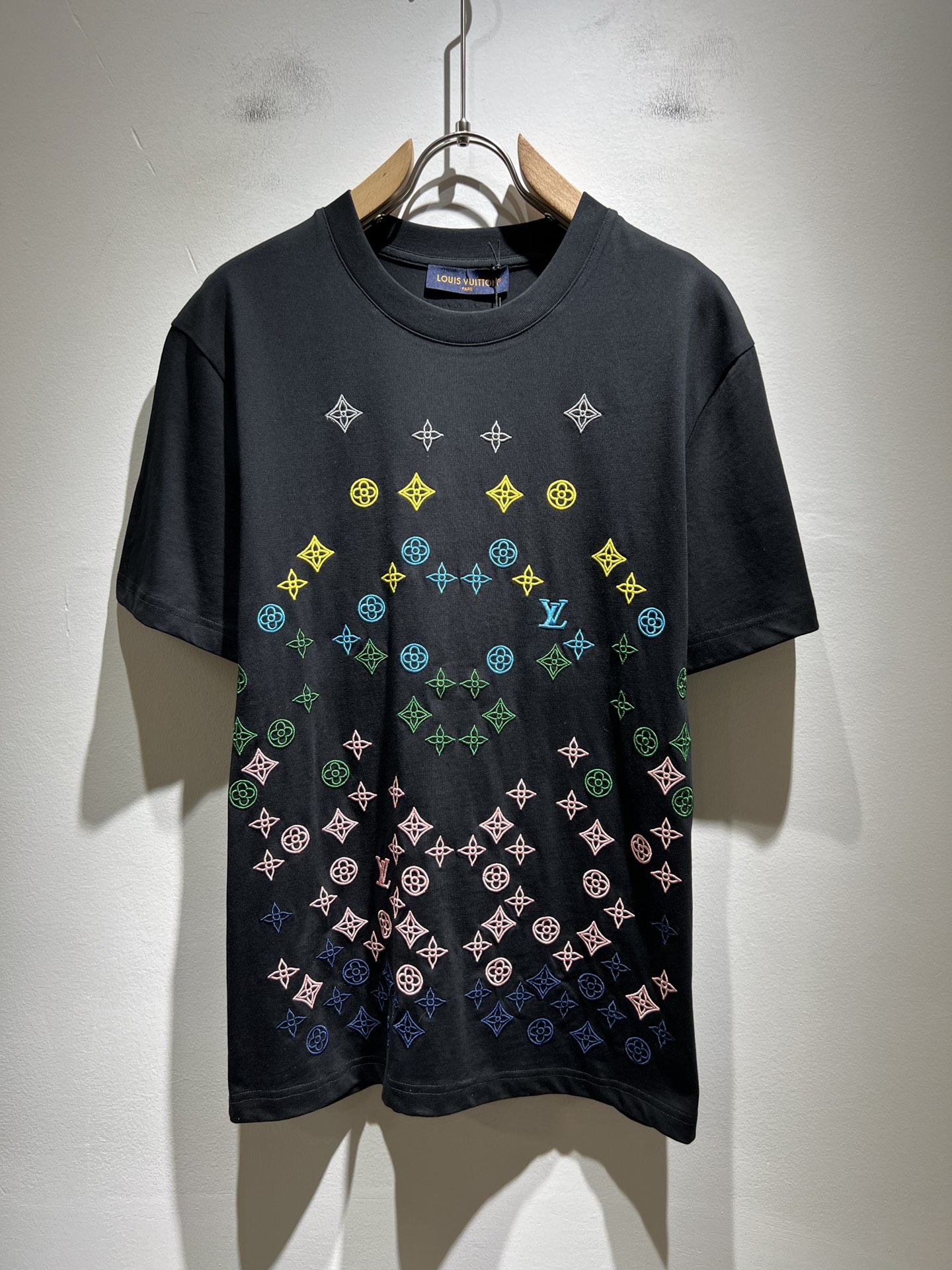 NO:458865,LouisVuitt*Louis*Deng The new series of spring and summer 2025 products are launched, a very fashionable and avant-garde short-sleeved T-shirt for men and women, with logo embroidery embroidery decoration!  Different from the past, it declares the design concept that has been passed down for many years in the brand!  Its eye-catchingness is no less than any classic style, perfectly presenting the fashionable, high-end and luxurious feeling in front of the world!  Made of imported cotton materials, selected high-quality pure cotton fabrics, soft and soft to the touch, the real thing is definitely beyond your imagination, close to the body and breathable, even if you sweat profusely, you will not feel greasy or stuffy, and will bring sweating and moisture absorption to the extreme!  Size S-XL, louis vuitton,louis vuitton,t-shirt,tees,t-shirt,alexander wang19860909LouisVuitt*路易*登 2025春夏全新系列单品上线,非常时髦前卫的一款男女同款短袖T恤,标识logo图案刺绣修饰！区别于以往的不同,宣示品牌传承多年的设计理念！其吸睛度完全不亚于任何经典款式,将时髦高级感与奢华感完美呈现在世人眼前！客供进口全棉材质制成,精选优质纯棉面料,触感软糯亲肤细腻,实物到手绝对超乎你的想象,贴身无比舒适透气,即便是汗流浃背也不会有腻身及闷热感可言,将排汗吸湿性发挥到了极致！尺码S-XL,,louis vuitton,louis vuitton,T-shirt,tees，t-shirt,alexander wang,Men's clothing