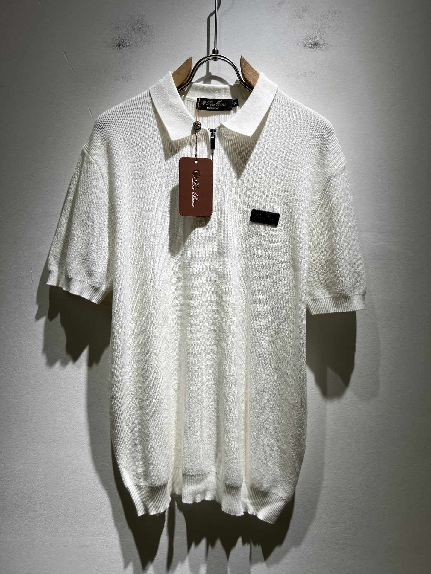 NO:454552,Loro Piana Nouyou Pianya The latest trade order lapel knitted short-sleeved T-shirt for men in spring and summer 2025, full quality!  !  The upper body is comfortable and breathable, not stiff, and the overall body has a rich three-dimensional feeling, quality export orders, and leather logo pattern design on the chest!  Customized exclusive knitted fabric tailoring to meet the simple needs of commuters for dressing. The upper body works well, looks slim and is not picky about the figure. The fabric workmanship is impeccable. Only good craftsmanship and good fabrics can make you feel good. It is a must-have item for everyone!  Size M-4XL, loro piana, T-shirt,tees, t-shirt,alexander wang19860909Loro Piana诺悠翩雅 2025春夏男士最新的贸易订单翻领针织短袖T恤,全品相！！上身舒适透气,不僵硬,整体有着丰富的立体感,品质出口订单,胸前皮革logo图案设计！定制专属针织面料剪裁,满足通勤人们对于着装的简约需求,上身效果很好,显瘦,不挑剔身材.面料做工....无可挑剔,好工艺好面料才能穿出好品味一款,人手必备单品！尺码M-4XL,,loro piana,T-shirt,tees，t-shirt,alexander wang,Men's clothing