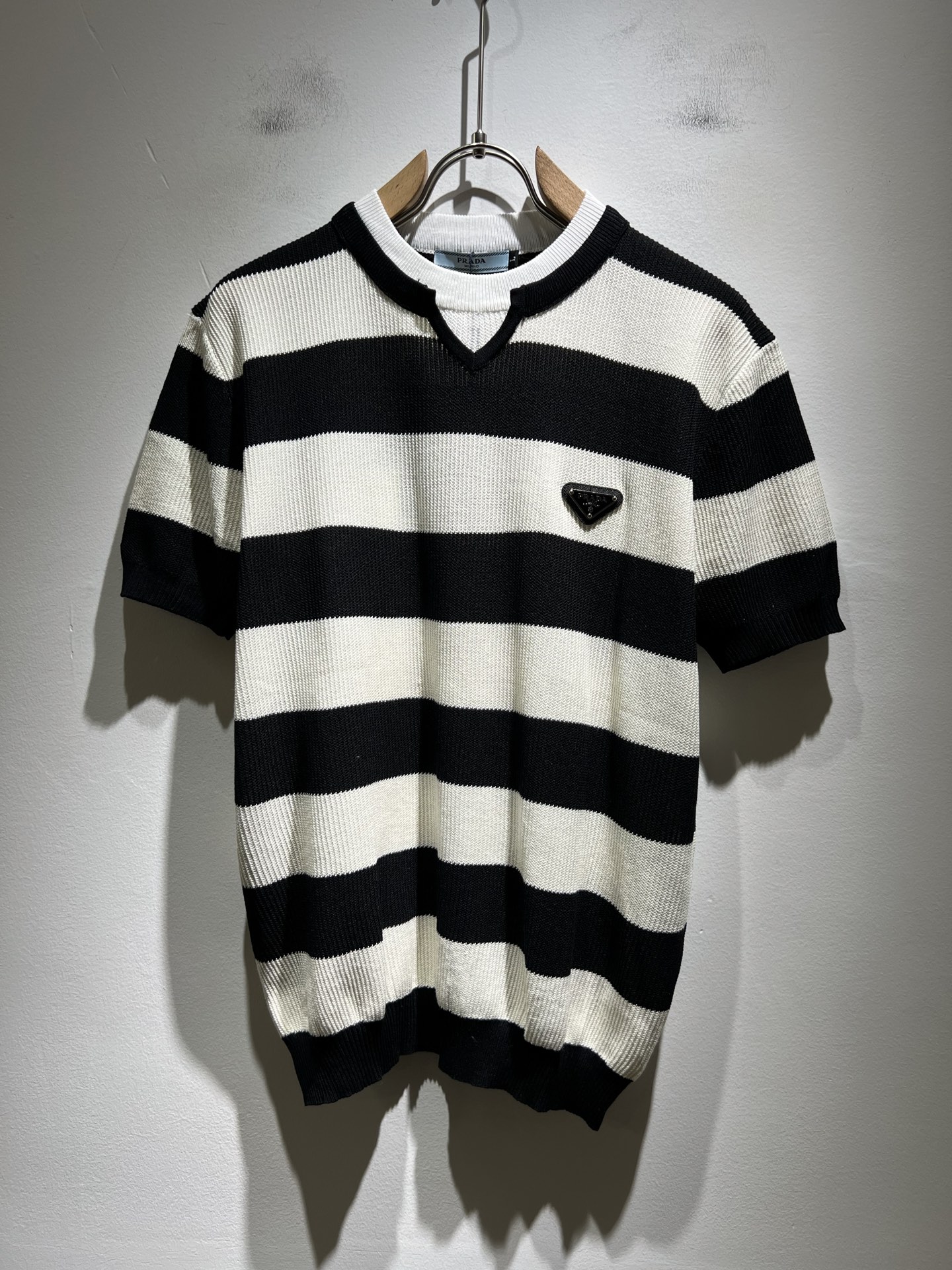 NO:454557,PRAD*A Pu*da 2025 spring and summer new men's lapel short-sleeved knitted short-sleeved T-shirt, the latest model is exclusively available on the entire network!  !  ~ It is classic and fashionable and versatile, who doesn’t like it? It will show the classic again. It is very pleasing to the eye and comes with a low luxury halo and recognition!  Pr*da's traditional brand concept and modern advanced technology are perfectly combined. Coupled with the extremely modern and modern minimalist design, P's exclusive three-dimensional hardware logo badge pattern design!  Customized 100% imported knitted fabric!  The texture of this model is quite touching, the specifications and grades are known with tentacles. The degree of delicateness and breathability are top-notch!  Size M-4XL, prada, T-shirt,tees, t-shirt,alexander wang19860909PRAD*A普*达2025春夏新款男士翻领短袖针织短袖T恤,最新款全网独家首上！！~既经典有时尚百搭,谁不爱啊,将经典再次展现,非常的耐看,自带低奢光环与辨识度！Pr*da传统的品牌理念和现代化的先进技术进行了完美结合.加上极其现代摩登风范的简约设计,p家专属立体五金logo徽章图案设计！定制百分百进口针织面料！此款的质感相当感人 触手便知规格档次 细腻程度与透气效果堪称顶级！尺码M-4XL,,prada,T-shirt,tees，t-shirt,alexander wang,Men's clothing