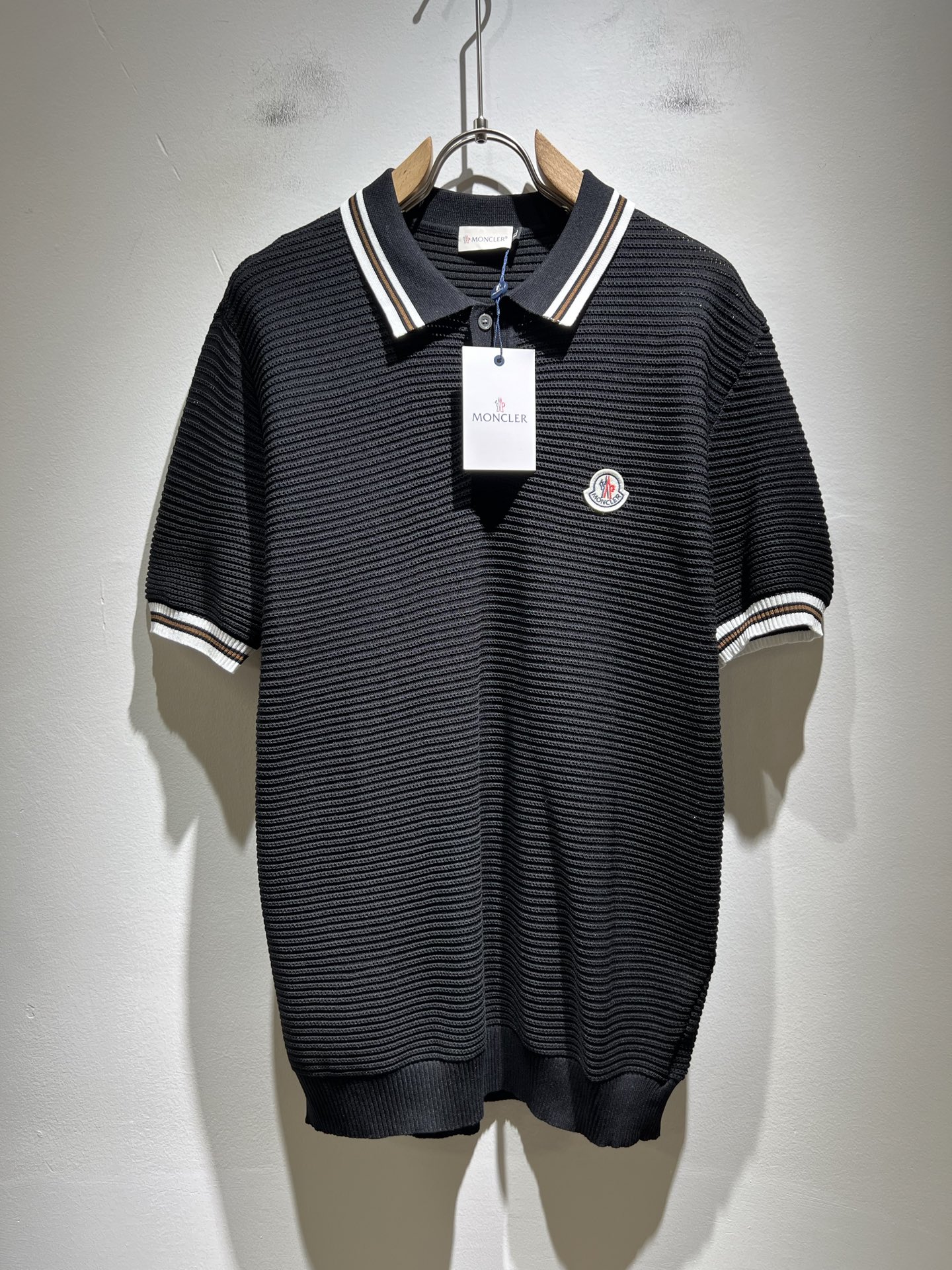 NO:455863,Moncler Mengjia's latest trade order knitted short-sleeved T-shirt in spring and summer 2025, full quality!  !  Internet celebrity style!  The craftsmanship adopts a chest badge design!  The upper body is comfortable and breathable, not stiff, and the overall body has a rich three-dimensional feeling, quality export orders, and chest logo pattern badge design!  Customized knitted fabric tailoring meets the simple needs of commuters for dressing. The upper body works well, looks slim and is not picky about the figure. The fabric workmanship is impeccable. Only good craftsmanship can make you look good and tasteful. It is a must-have item for everyone!  Size M-4XL, T-shirt,tees,t-shirt,alexander wang19860909Moncler蒙家 2025春夏最新的贸易订单针织短袖T恤,全品相！！网红款！工艺采用胸前徽章设计！上身舒适透气,不僵硬,整体有着丰富的立体感,品质出口订单,胸前logo图案徽章设计！定制针织面料剪裁,满足通勤人们对于着装的简约需求,上身效果很好,显瘦,不挑剔身材.面料做工....无可挑剔,好工艺好面料才能穿出好品味一款,人手必备单品！尺码M-4XL,,T-shirt,tees，t-shirt,alexander wang,Men's clothing