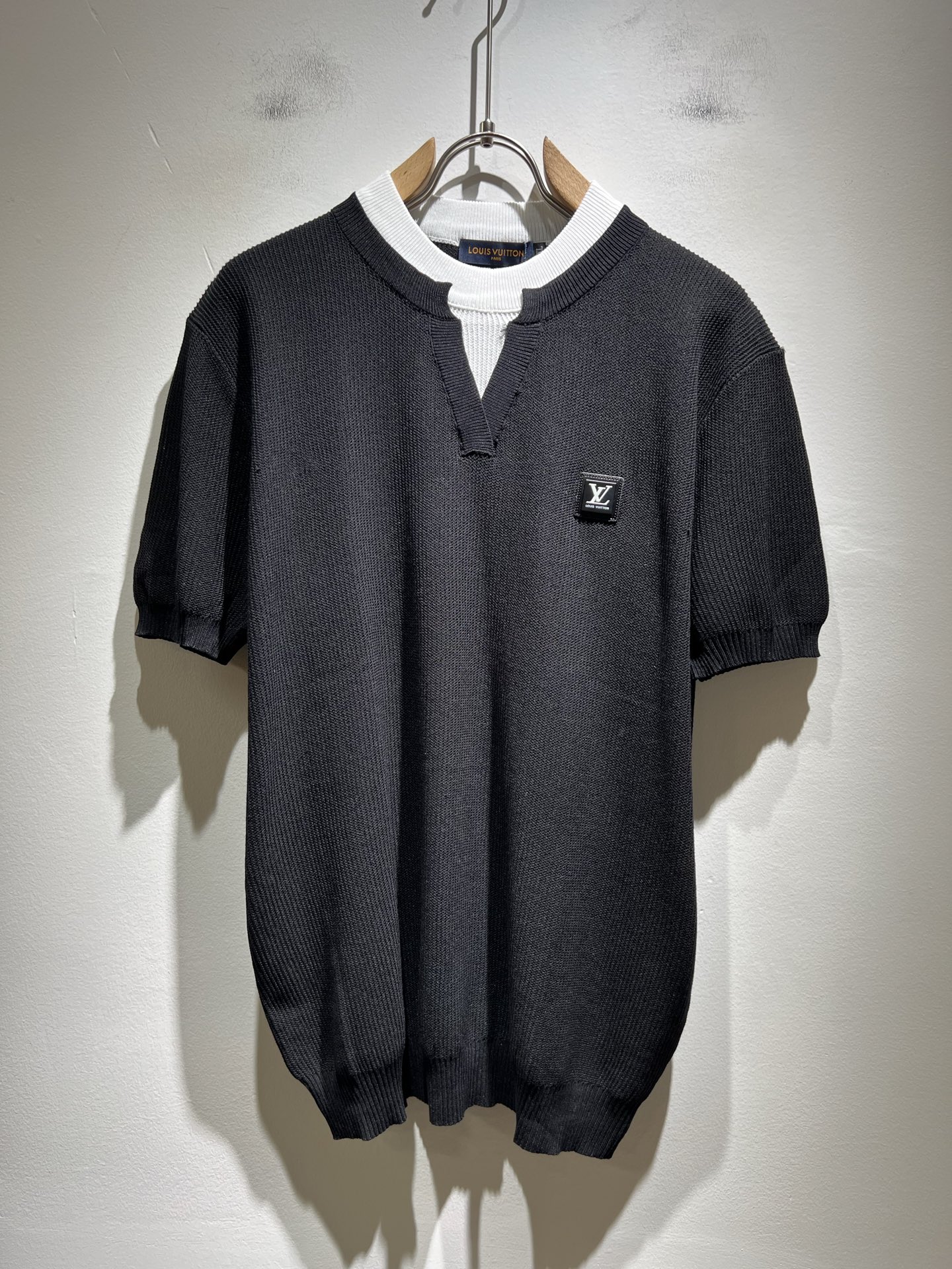 NO:455873,Louis Vuit*on Spring and Summer 2025 Louis Family Light Luxury Knit Short Sleeves!  The new high-end Louis family has always been so flawless in detail, and creative designs are endless. Letter logo badge pattern design!  It is something that everyone loves. It is made of top-quality ice silk blend, super soft and tough, and has excellent breathability. It comes from world-class trade-level OEM channels, with extremely rare quantity and no help after selling out. The three-dimensional logo presents an extraordinary texture, clean and neat. This is the special skill of the Louis family and the latest craftsmanship this quarter. The degree of meticulousness has reached the top, and the slim three-dimensional tailoring design is a unique combination of luxury and fashion!  Size M-4XL, louis vuitton,louis vuitton,t-shirt,alexander wang19860909Louis Vuit*on 2025春夏路易家族轻奢针织短袖！路易家族的新高端,细节品质永远的那么完美无瑕,创意设计层出不穷.字母logo徽章图案设计！实属人见人爱的东西.顶级冰丝混纺打造,超级柔软且具有韧性,透气感也是绝佳.来自世界级贸易级别的代工厂渠道,数量极其稀少售完无补.立体Logo呈现不一般的质感,干净俐落.这是路易家族的看家绝活也是本季度的最新工艺.细致化程度已经达到顶端了,修身立体剪裁的版型设计堪称一绝.属于奢华与时尚的融合！尺码M-4XL,,louis vuitton,louis vuitton,T-shirt,alexander wang,Men's clothing