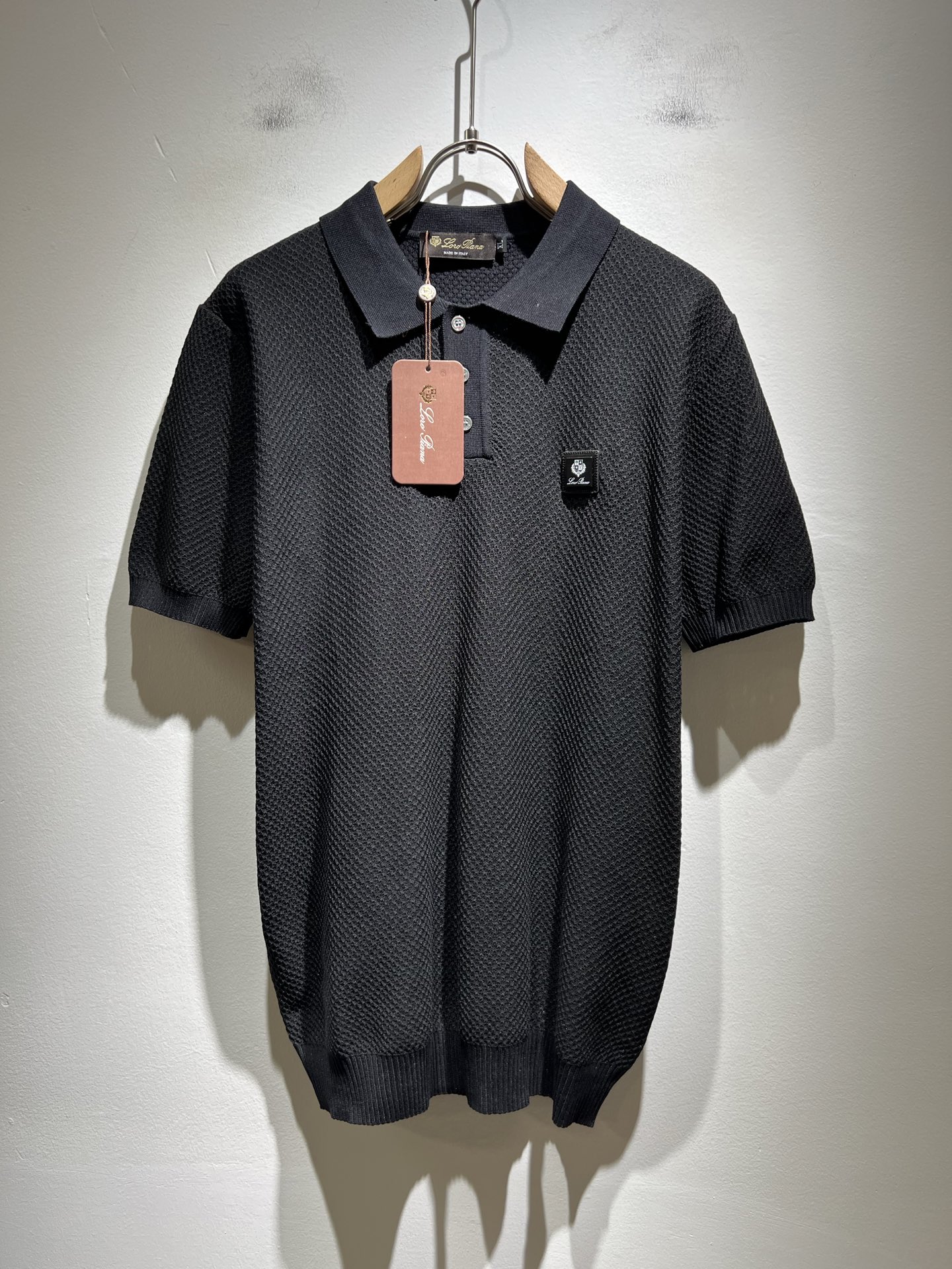 NO:455883,Loro Piana Nouyou Pianya The latest trade order lapel knitted short-sleeved T-shirt for men in spring and summer 2025, full quality!  !  The upper body is comfortable and breathable, not stiff, and the overall body has a rich three-dimensional feeling, quality export orders, and chest hardware logo pattern design!  Customized exclusive knitted fabric tailoring to meet the simple needs of commuters for dressing. The upper body works well, looks slim and is not picky about the figure. The fabric workmanship is impeccable. Only good craftsmanship and good fabrics can make you feel good. It is a must-have item for everyone!  Size M-4XL, loro piana, T-shirt,tees, t-shirt,alexander wang19860909Loro Piana诺悠翩雅 2025春夏男士最新的贸易订单翻领针织短袖T恤,全品相！！上身舒适透气,不僵硬,整体有着丰富的立体感,品质出口订单,胸前五金logo图案设计！定制专属针织面料剪裁,满足通勤人们对于着装的简约需求,上身效果很好,显瘦,不挑剔身材.面料做工....无可挑剔,好工艺好面料才能穿出好品味一款,人手必备单品！尺码M-4XL,,loro piana,T-shirt,tees，t-shirt,alexander wang,Men's clothing