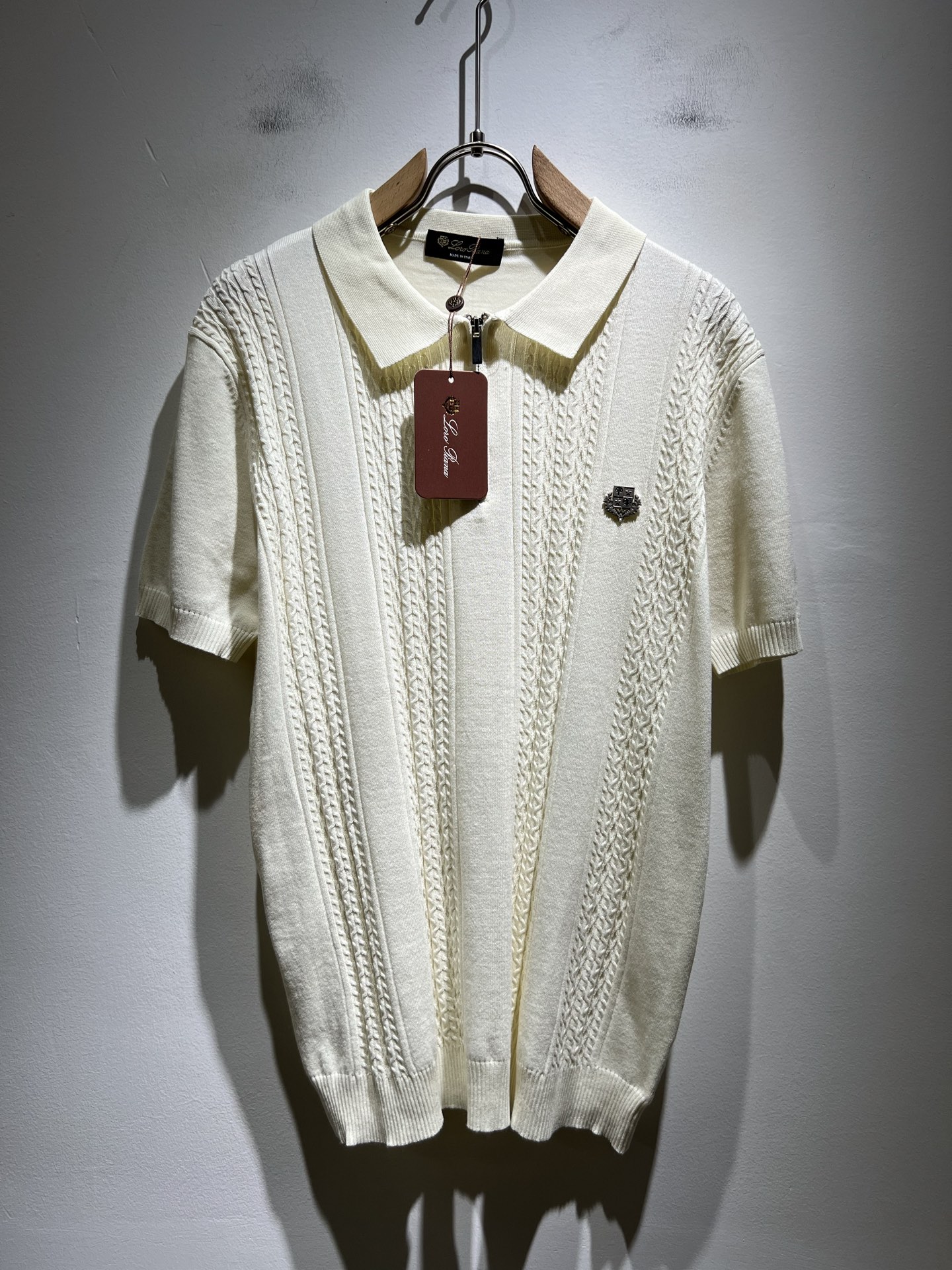 NO:455892,Loro Piana Nouyou Pianya The latest trade order lapel knitted short-sleeved T-shirt for men in spring and summer 2025, full quality!  !  The upper body is comfortable and breathable, not stiff, and the overall body has a rich three-dimensional feeling, quality export orders, and chest hardware logo pattern design!  Customized exclusive knitted fabric tailoring to meet the simple needs of commuters for dressing. The upper body works well, looks slim and is not picky about the figure. The fabric workmanship is impeccable. Only good craftsmanship and good fabrics can make you feel good. It is a must-have item for everyone!  Size M-4XL, loro piana, T-shirt,tees, t-shirt,alexander wang19860909Loro Piana诺悠翩雅 2025春夏男士最新的贸易订单翻领针织短袖T恤,全品相！！上身舒适透气,不僵硬,整体有着丰富的立体感,品质出口订单,胸前五金logo图案设计！定制专属针织面料剪裁,满足通勤人们对于着装的简约需求,上身效果很好,显瘦,不挑剔身材.面料做工....无可挑剔,好工艺好面料才能穿出好品味一款,人手必备单品！尺码M-4XL,,loro piana,T-shirt,tees，t-shirt,alexander wang,Men's clothing