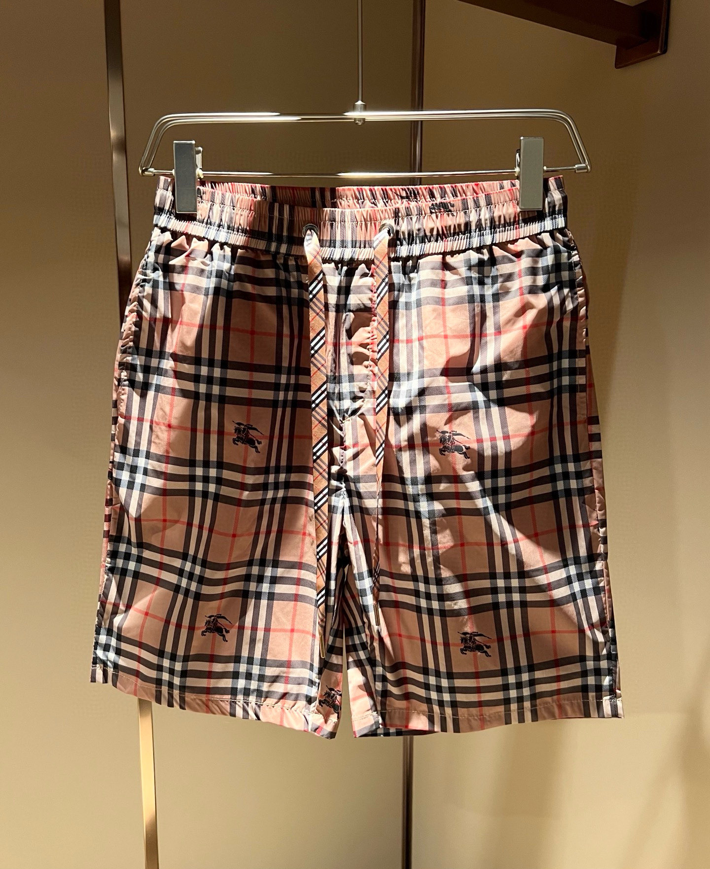 NO:453001,BURBER*Y Ba*li 2025 spring and summer new casual versatile men and women's same casual shorts!  Trading companies have sparse channels and are released on the official website at the same time!  Plaid logo pattern design!  This T-shirt is made of imported polyester fiber material. The materials used by B are still unscrupulous. It is very suitable for wearing in summer. It is skin-friendly and breathable, giving you the most comfortable and comfortable wearing experience!  Very textured and breathable, with a loose basic style cut, perfect for daily casual wear, so hurry up and buy it!  Size M-3XL, Burberry, shorts, tees, t-shirt, alexander wang19860909BURBER*Y巴*莉 2025春夏新款休闲百搭男女同款休闲短裤！贸易公司渠道稀出,同步官网发售！格子标识图案设计！此款T恤衫甄选客供进口聚酯纤维材质制作而成,B家的用料上依然是无法挑剔的,非常适合夏日里穿着,亲肤透气、给你最极致舒爽的穿着体验！ 非常有质感透气,基础宽松版型裁剪,日常休闲着穿的完美之选,还不赶紧入手！尺码M-3XL,,burberry,shorts,tees，t-shirt,alexander wang,Men's clothing