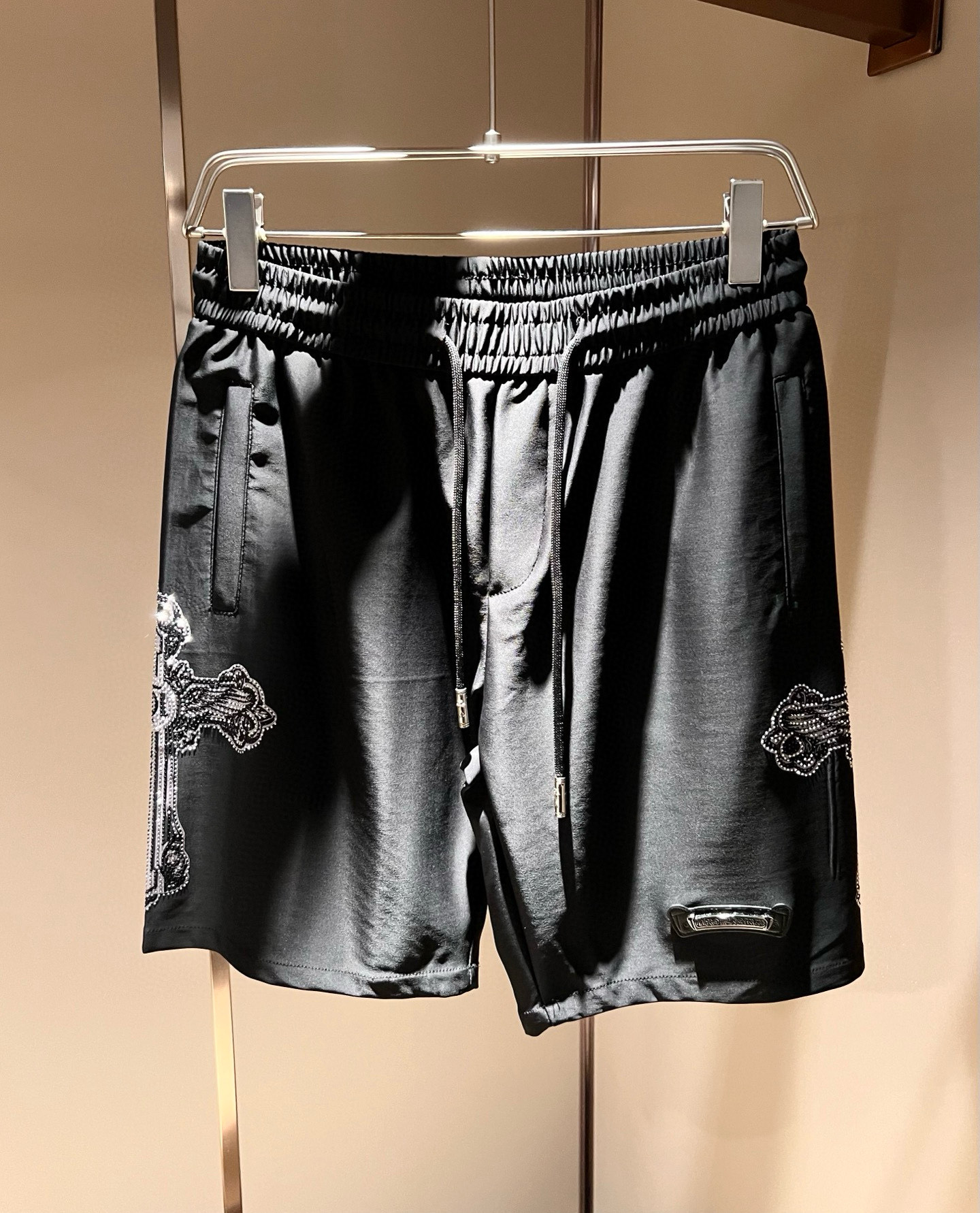 NO:479420,Chrome hear*s Ke*xin 2025 spring and summer new casual shorts!  The same style of men and women is a casual pants that you recognize from the bottom of your heart, and it makes you more rare after time. The trendy high street king is the trendy brand Chrome hear*s Ke*xin. To be honest, wearing Croxin is very fashionable, that is, it is fashionable, and there is nothing to say on the street. Customized original washing water pure cotton material, the fabric feels great. This kind of comfort feel is really not picky on the body, the upper body is really not picky, the casual and chic taste is particularly strong, which enhances the sense of fashion and appearance. And such pants are particularly easy to match with various types of shoes. The recognition is where it is, the design pants legs logo hot diamond design!  Strong, not easy to wear, and the details are very well-established. Size M-3XL, chrome hearts, chrome hearts, shorts, alexander wang19860909Chrome hear*s克*心 2025春夏新款休闲短裤！男女同款一款让你从心底认可的休闲裤,并且经过时间的推移而让你更加珍稀,潮流的高街之王,那就是潮牌chrome hear*s克*心,穿克罗心的实话讲很潮了,那就是潮爆了,潮爆街头没话说.定制原版洗水纯棉材质制成,面料手感一绝,这种舒适感穿在身上,上身真心不挑人,休闲潇洒的味道特别足,提升时尚感和颜值,并且这样的裤型特别好搭配各种类型的鞋子.辨识度就在哪里,设计裤腿logo烫钻设计！韧性足,不易磨损,细节工艺非常到位.尺码M-3XL,,chrome hearts,chrome hearts,shorts,alexander wang,Men's clothing