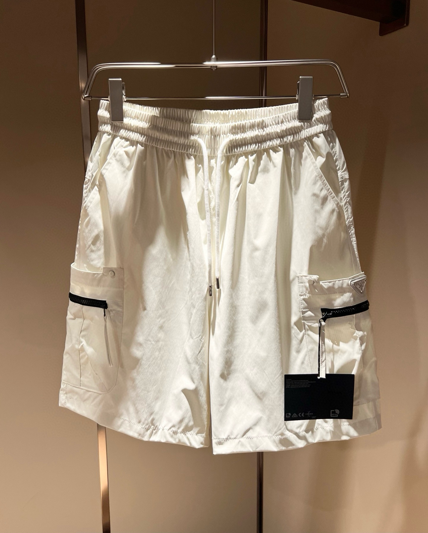 NO:452958,PRA*DA Pu*da 2025 spring and summer new men's casual shorts, a high-end quality choice... A versatile trousers that combine casual pants is also an indispensable matching tool in men's wardrobe. It is a classic style with practical wear!  The design style of the whole casual pants is simple and fashionable, which is very consistent with the low-luxury style setting, has excellent skin-friendly value, is easy to wear, and is full of detail!  Classic logo logo pattern hardware design!  This trousers are made of high-quality canvas cotton fabric. The fabric is comfortable, soft and delicate, and has a good vertical feeling. It looks very textured and has a high-end charm. The first-class and exquisite style cut, the line is delicate, smooth and neat, and the casual and casual pants look good no matter how you match it. If you like it, buy it now. Good products are not waiting for anyone!  Size M-3XL, prada, shorts, alexander wang19860909PRA*DA普*达 2025春夏新款男士休闲短裤,高端品质之选……一款休闲裤兼备的百搭裤装,也是男士衣橱里不可缺少的搭配神器,属于实穿型的经典款式！整条休闲裤的设计风格简洁时尚,非常符合低奢的风格设定,亲肤值优越,穿着方便,细节感十足！经典标识logo图案五金设计！此款裤装采用优质帆布棉面料打造而成,面料舒服,手感柔软细腻,有着很好的垂直感,看上去非常有质感,细品高级韵味十足.一流精湛的版型裁剪,走线细致平顺工整,休闲随意怎么搭配都好看的裤装,喜欢的赶紧入手吧,好货可不等人！尺码M-3XL,,prada,shorts,alexander wang,Men's clothing