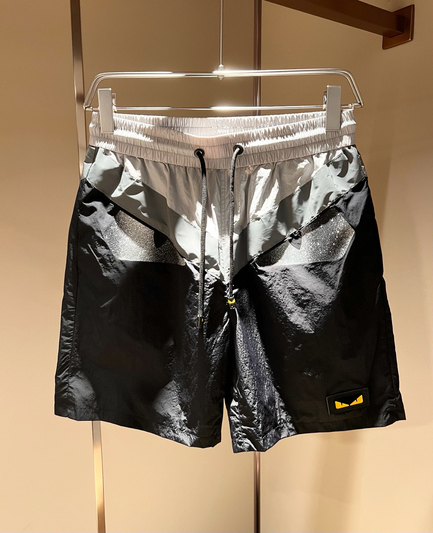 NO:452963,FEN*DI 2025 spring and summer new classic casual versatile drawstring shorts, trading company channel orders, FD early spring versatile casual shorts, trendy design among big brands, original exclusive pure cotton material for customer supply!  It has a wide feeling and will not soften and have a texture!  The wiring is neat and delicate, custom drawstrings at the waist, and the FF logo logo badge design!  Showing the brand’s accent, it is the most fashionable to wear any short sleeves at will. It is the first choice for spring and summer wardrobe and one of the must-have brands in fashion trendsetter wardrobe!  Very brand recognition!  And the creation of bright devil eyes is very eye-catching!  The drawstring design is very user-friendly, and the overall versatile and beautiful!  Size M-3XL, fendi, shorts, T-shirt, alexander wang19860909FEN*DI芬*迪 2025春夏新款经典休闲百搭抽绳短裤,贸易公司渠道订单,FD早春百搭休闲短裤,大牌中的潮流设计,客供原版专属纯棉材质！自带挺阔感不会软塌有质感！走线工整细腻,腰部定制抽绳,FF标志logo徽章设计！彰显品牌腔调,随意搭任何短袖都是最时尚的存在,春夏衣橱首选单品,时尚弄潮儿衣柜中必备品牌之一！非常具有品牌辨识度！且亮色恶魔眼的打造,十足吸睛！抽绳的设计非常人性化,整体百搭又好看！尺码M-3XL,,fendi,shorts,T-shirt,alexander wang,Men's clothing