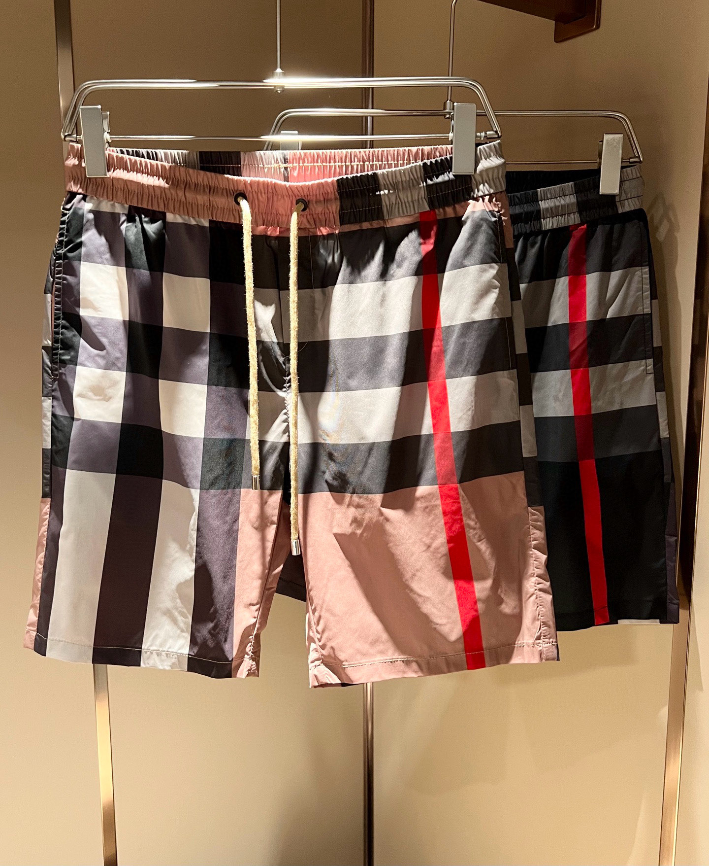 NO:452968,BURBER*Y Ba*li 2025 spring and summer new casual versatile men and women's same casual shorts!  Trading companies have sparse channels and are released on the official website at the same time!  Plaid logo pattern design!  This T-shirt is made of imported polyester fiber material. The materials used by B are still unscrupulous. It is very suitable for wearing in summer. It is skin-friendly and breathable, giving you the most comfortable and comfortable wearing experience!  Very textured and breathable, with a loose basic style cut, perfect for daily casual wear, so hurry up and buy it!  Size M-3XL, Burberry, shorts, tees, t-shirt, alexander wang19860909BURBER*Y巴*莉 2025春夏新款休闲百搭男女同款休闲短裤！贸易公司渠道稀出,同步官网发售！格子标识图案设计！此款T恤衫甄选客供进口聚酯纤维材质制作而成,B家的用料上依然是无法挑剔的,非常适合夏日里穿着,亲肤透气、给你最极致舒爽的穿着体验！ 非常有质感透气,基础宽松版型裁剪,日常休闲着穿的完美之选,还不赶紧入手！尺码M-3XL,,burberry,shorts,tees，t-shirt,alexander wang,Men's clothing