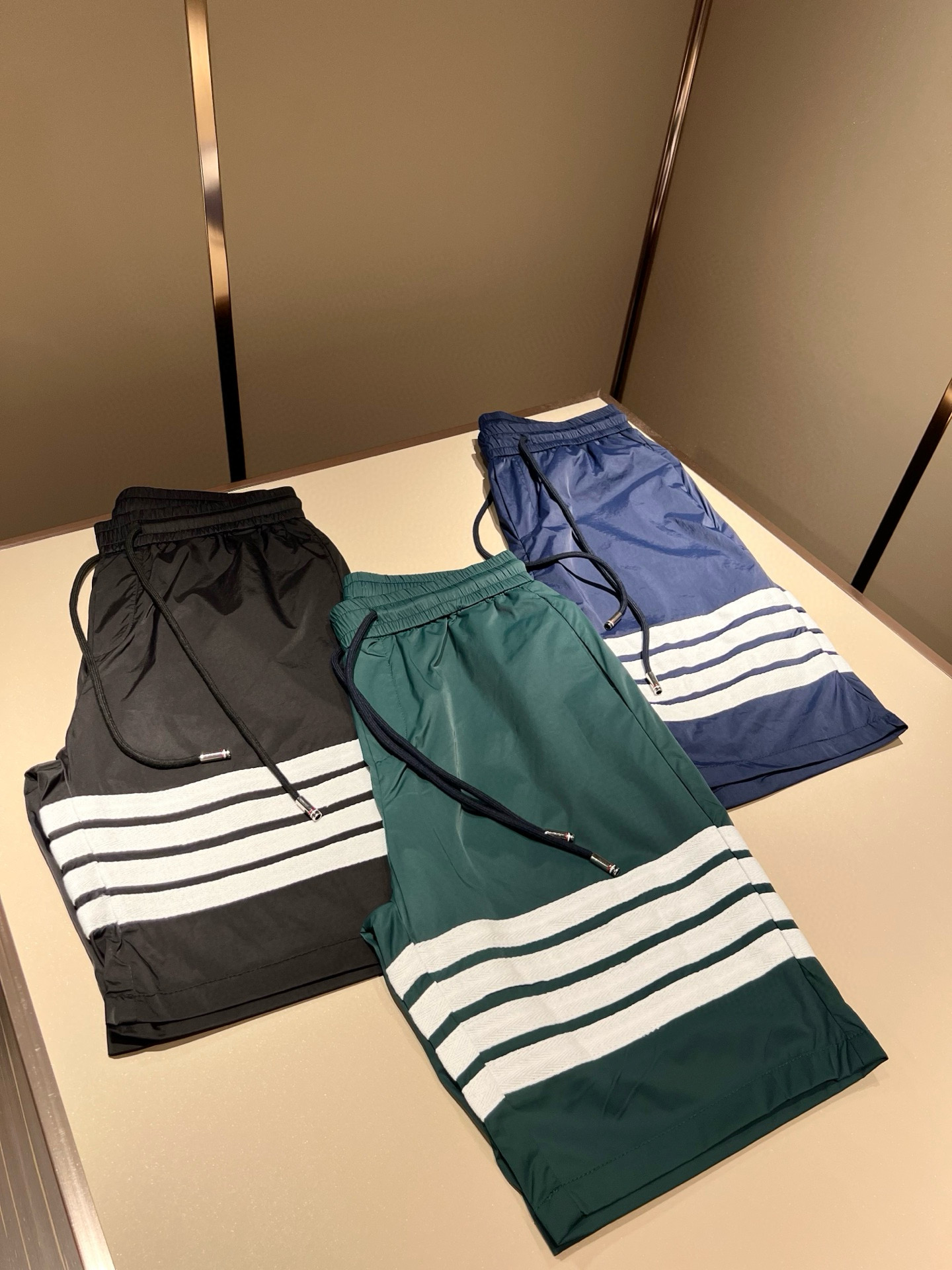 NO:479424,Thom Brow*e Tom*long's new spring and summer style for men and women, the same casual shorts for men and women, distinguish the market fabrics. Our shorts are much heavier than the weight on the market. Compare it casually~ the original loose style is both casual and sporty. Customize the top-level original exclusive polyester fabric!  Just distinguish the market version. The trouser leg design logo bar webbing splicing decoration!  Waist design with elastic elastic waist circumference modification!  Each piece of high-end craftsmanship determines success or failure~ I won’t say much. The quality and texture are very good. A fashionable item!  Size M-3XL, shorts, alexander wang19860909Thom Brow*e汤姆*朗2025春夏新款男女同款休闲短裤,区分市面料 我们的一条短裤就比市面的重量要重太多了 随意对比～原版宽松版型 休闲运动两不误 定制顶级原版专属聚酯纤维面料！区分市面版本即可 裤腿设计标识条杠织带拼接修饰！腰身设计松紧弹力腰围修饰！高端工艺每件决定成败～不多说 品质质感非常不错一款时尚单品！尺码M-3XL,,shorts,alexander wang,Men's clothing