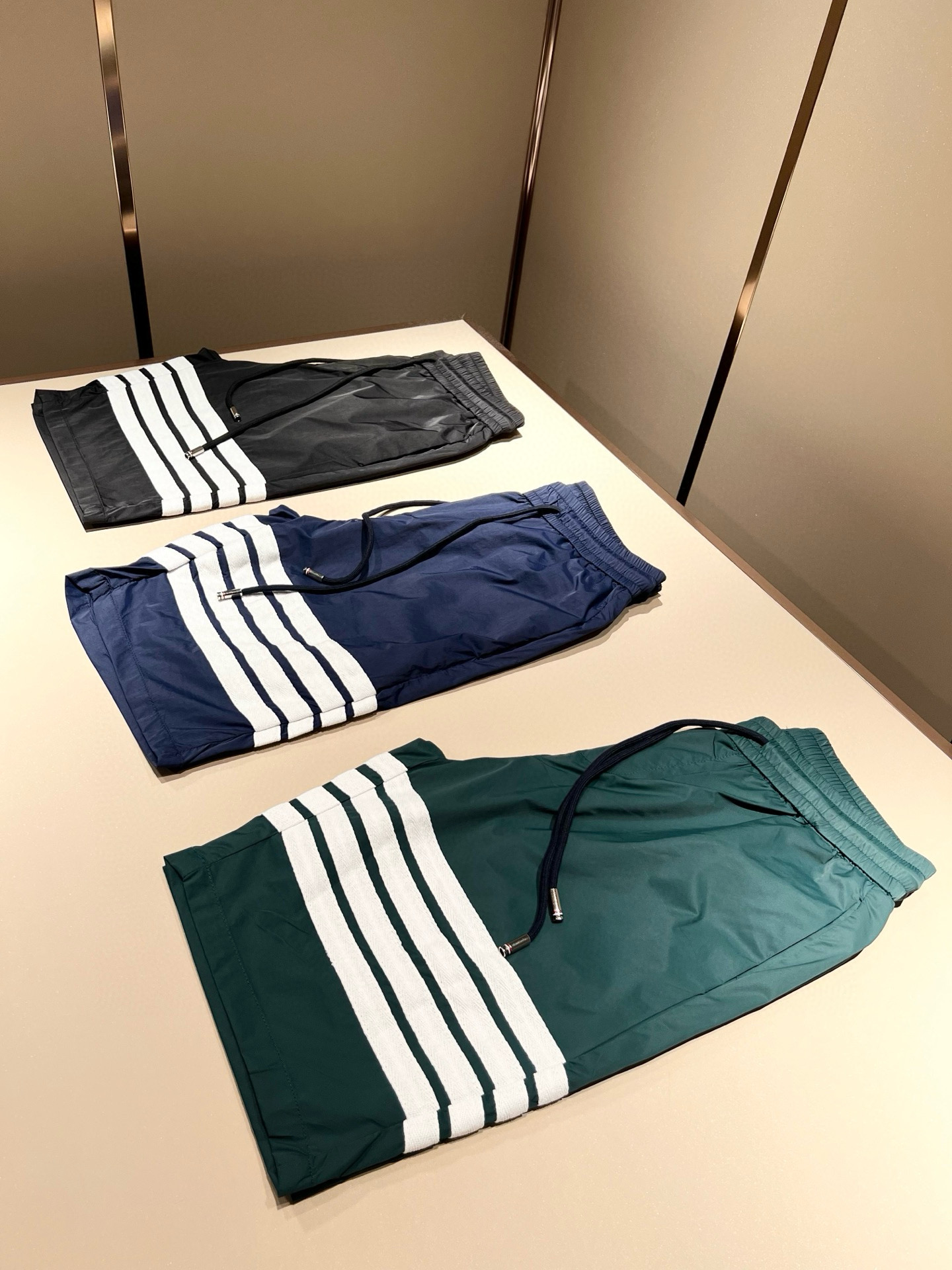 NO:479418,Thom Brow*e Tom*long's new spring and summer style for men and women, the same casual shorts for men and women, distinguish the market fabrics. Our shorts are much heavier than the weight on the market. Compare it casually~ the original loose style is both casual and sporty. Customize the top-level original exclusive polyester fabric!  Just distinguish the market version. The trouser leg design logo bar webbing splicing decoration!  Waist design with elastic elastic waist circumference modification!  Each piece of high-end craftsmanship determines success or failure~ I won’t say much. The quality and texture are very good. A fashionable item!  Size M-3XL, shorts, alexander wang19860909Thom Brow*e汤姆*朗2025春夏新款男女同款休闲短裤,区分市面料 我们的一条短裤就比市面的重量要重太多了 随意对比～原版宽松版型 休闲运动两不误 定制顶级原版专属聚酯纤维面料！区分市面版本即可 裤腿设计标识条杠织带拼接修饰！腰身设计松紧弹力腰围修饰！高端工艺每件决定成败～不多说 品质质感非常不错一款时尚单品！尺码M-3XL,,shorts,alexander wang,Men's clothing