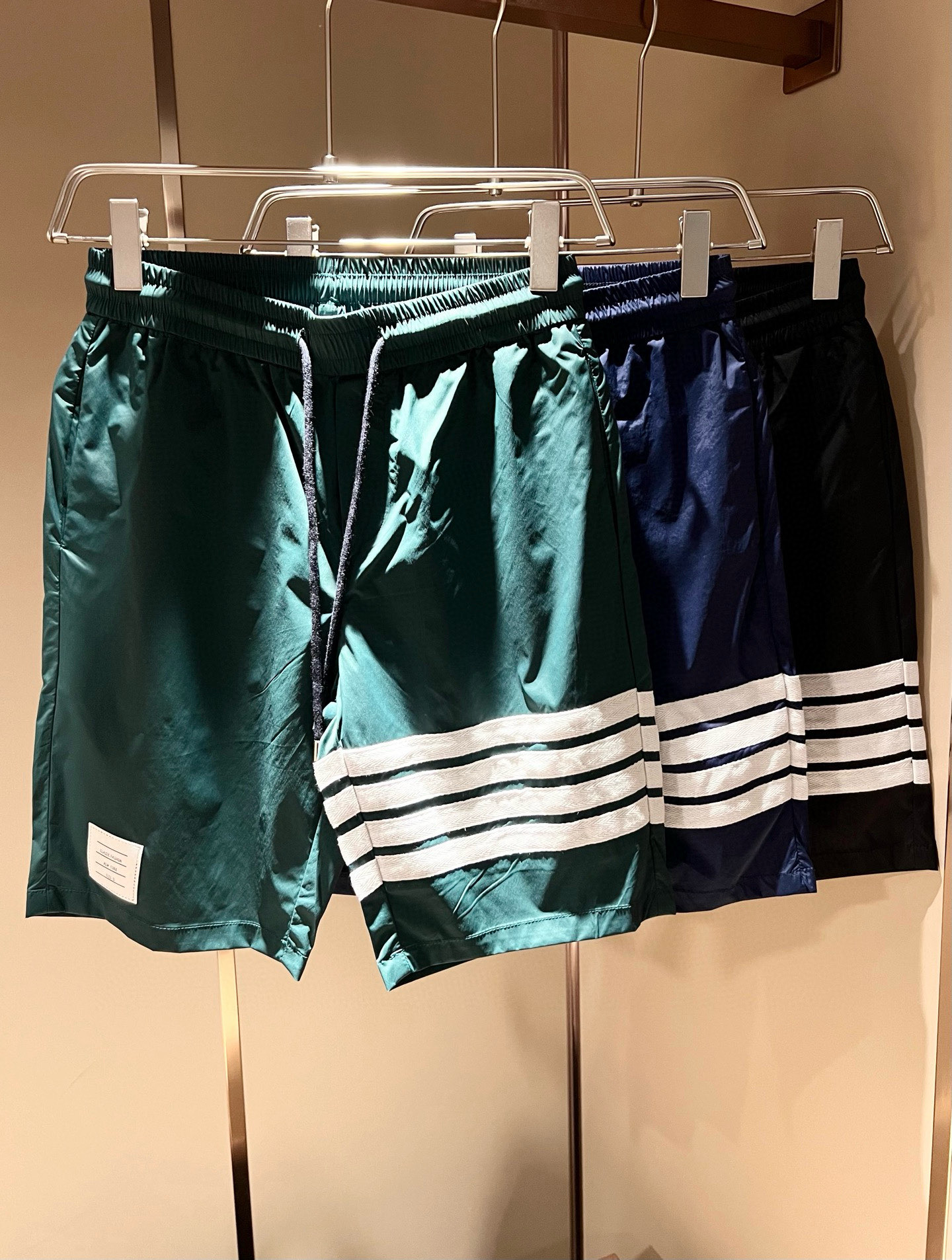 NO:479411,Thom Brow*e Tom*long's new spring and summer style for men and women, the same casual shorts for men and women, distinguish the market fabrics. Our shorts are much heavier than the weight on the market. Compare it casually~ the original loose style is both casual and sporty. Customize the top-level original exclusive polyester fabric!  Just distinguish the market version. The trouser leg design logo bar webbing splicing decoration!  Waist design with elastic elastic waist circumference modification!  Each piece of high-end craftsmanship determines success or failure~ I won’t say much. The quality and texture are very good. A fashionable item!  Size M-3XL, shorts, alexander wang19860909Thom Brow*e汤姆*朗2025春夏新款男女同款休闲短裤,区分市面料 我们的一条短裤就比市面的重量要重太多了 随意对比～原版宽松版型 休闲运动两不误 定制顶级原版专属聚酯纤维面料！区分市面版本即可 裤腿设计标识条杠织带拼接修饰！腰身设计松紧弹力腰围修饰！高端工艺每件决定成败～不多说 品质质感非常不错一款时尚单品！尺码M-3XL,,shorts,alexander wang,Men's clothing