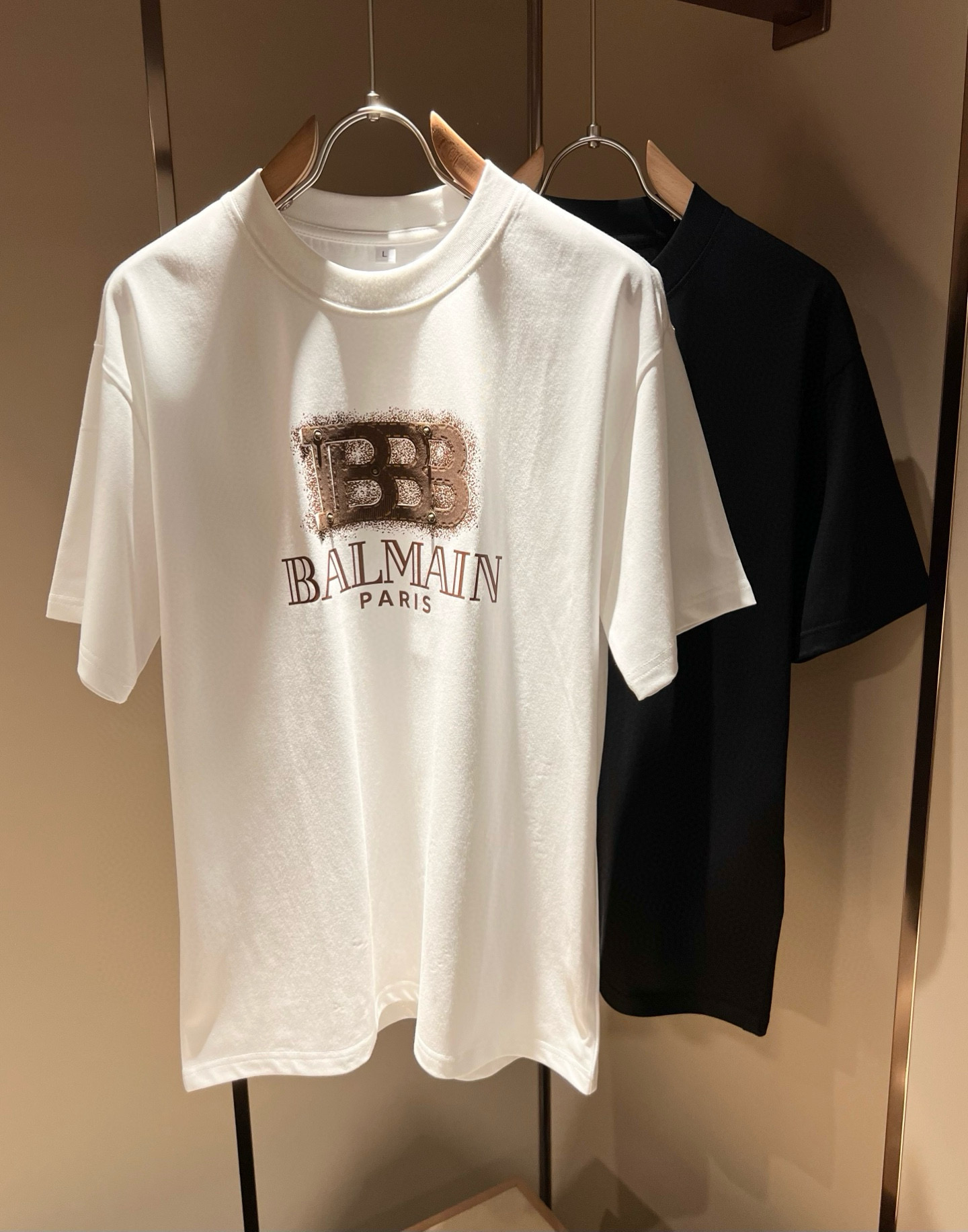 NO:453018,BALM*IN Balmain 2025 spring and summer new short-sleeved T-shirt. A 'mile mark' in men's mind, the 'leading' of the motorcycle kingdom, the top fashion brand that spreads all over the world. It is very alternative, and in the fashion ranking, I always feel that it is invincible in the world. Balmain! Balm*in flocking round neck short-sleeved T-shirt is one of the classic and excellent items, the chest logo printed glue design!  The elements are still so simple, atmospheric and luxurious. No matter how you match it with any type of pants, it is the least outdated choice! The French Dormeuil worsted cotton fabric is used, which maximizes the outline of the cutting design. The comfortable feel and the design are simple and clear. The flocking color is soft and bright, and the feel is smooth and detailed. The simple material achieves a charming effect!  Size M-4XL, balmain, balmain, T-shirt, alexander wang19860909BALM*IN 巴尔曼 2025春夏新款短袖Ｔ恤.男人心目中的“里程碑”机车王国的“佼佼者”遍布世界的顶级时装品牌.它很另类,在时装的排名中我总觉得它天下无敌的感觉 巴尔曼!Balm*in 植绒圆领短袖Ｔ恤 经典绝佳的单品之一,胸前logo印花压胶设计！元素依旧那么简单大气奢华.无论搭配任何类型裤装它都是最不落伍的选择!选用了法国Dormeuil精纺棉面料, 让其裁剪设计的轮廓感得到了最大的体现.舒适的手感和亲设计简单明了 植绒色泽柔和光亮,手感平滑细致.让简单的材质达到魅力四射的效果！尺码M-4XL,,balmain,balmain,T-shirt,alexander wang,Men's clothing