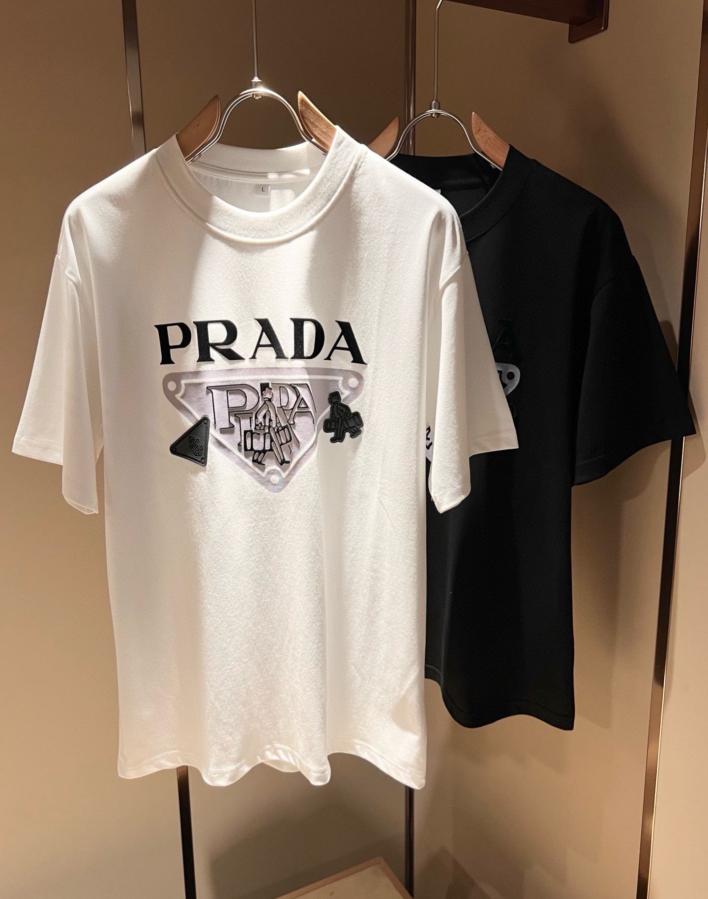NO:453003,PRAD*A Pu*da 2025 spring and summer new short-sleeved T-shirt for men and women, the latest model is exclusively available on the entire network!  !  ~ It is classic and fashionable and versatile, who doesn’t like it? It will show the classic again. It is very pleasing to the eye and comes with a low luxury halo and recognition!  Pr*da's traditional brand concept and modern advanced technology are perfectly combined. Coupled with the extremely modern and simple design, P's exclusive logo pattern glue pressing design!  Customized 100% imported pure cotton fabric!  The texture of this model is quite touching, the specifications and grades are known with tentacles. The degree of delicateness and breathability are top-notch!  Size M-4XL, prada, T-shirt,tees, t-shirt,alexander wang19860909PRAD*A普*达2025春夏新款男女同款短袖T恤,最新款全网独家首上！！~既经典有时尚百搭,谁不爱啊,将经典再次展现,非常的耐看,自带低奢光环与辨识度！Pr*da传统的品牌理念和现代化的先进技术进行了完美结合.加上极其现代摩登风范的简约设计,p家专属logo图案压胶设计！定制百分百进口纯棉面料！此款的质感相当感人 触手便知规格档次 细腻程度与透气效果堪称顶级！尺码M-4XL,,prada,T-shirt,tees，t-shirt,alexander wang,Men's clothing