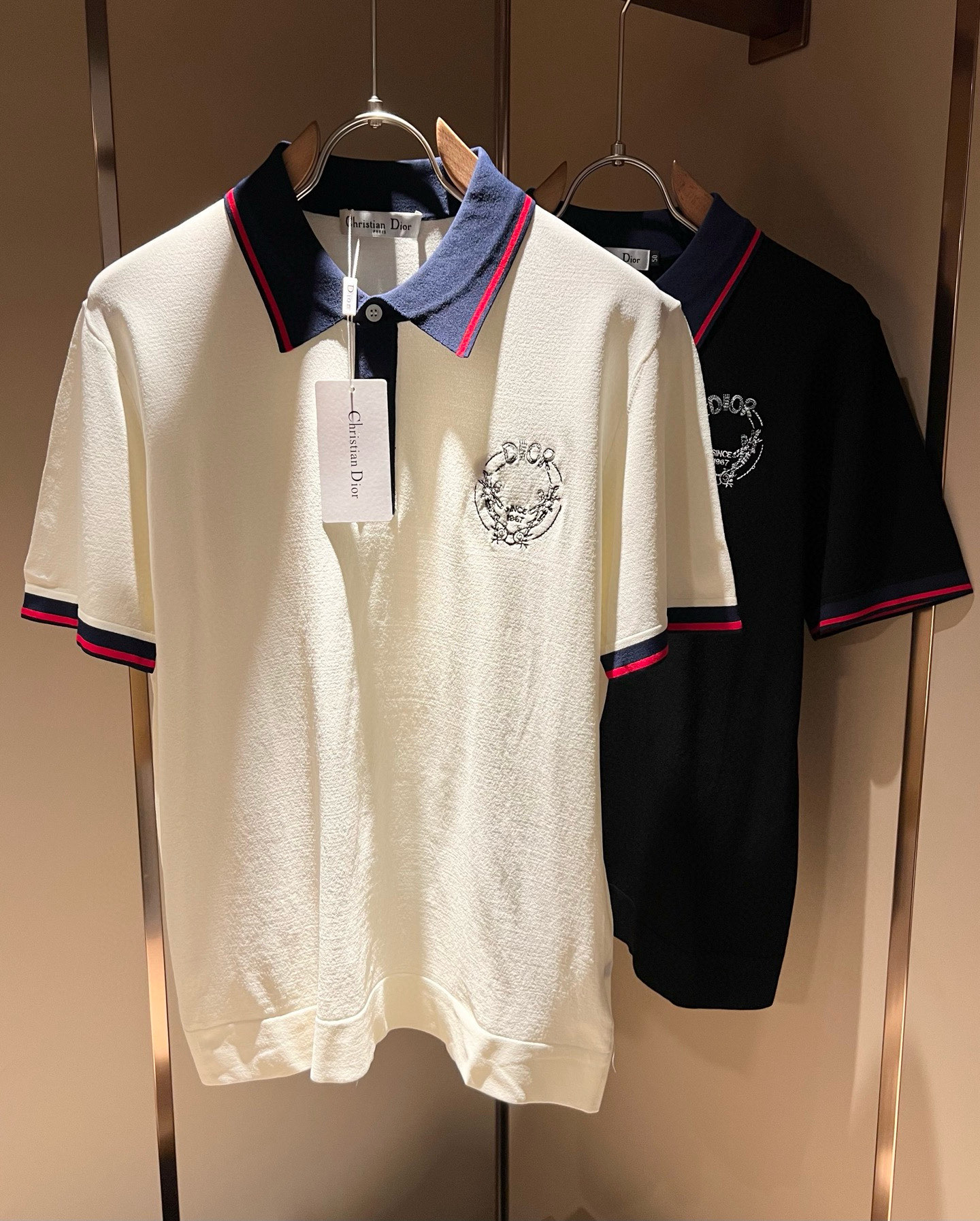 NO:452978,Dio*Dijia 2025 spring and summer new style for men and women Yilit knitted short-sleeved T-shirt, released simultaneously in the counter!  Customized exclusive knitted Yili original fabric!  Designed with logo embroidery!  Simple and generous, calm and versatile, extremely high-end, perfectly integrated with fashion and style, a top fashionable style that perfectly suits the outside wear!  The overall feeling is natural!  The ultimate classic versatile short-sleeved T-shirt adopts the latest three-dimensional letter logo pattern embroidery design!  The ultimate perfection of heavy industry!  Fans who pursue high quality are please buy them by themselves, and all fans who know the goods are invited to appreciate this model together!  !  Size M-3XL, dior,dior,T-shirt,tees,t-shirt,alexander wang19860909Dio*迪家 2025春夏新款男女同款伊力特针织短袖T恤,专柜同步发售！定制专属针织伊力原版面料！采用logo刺绣工艺设计！简约特大方,从容百搭,档次极高,完美融入时尚还有风情感一款完美符合外穿的顶尖时髦气质款！整体给人浑然天成的感觉！极致经典的百搭型短袖T恤,采用最新的立体字母logo图案刺绣设计！极致的重工极致的完美！追求高品质的粉丝们请自行抢购,诚邀所有识货的粉丝一同鉴赏此款！！尺码M-3XL,,dior,dior,T-shirt,tees，t-shirt,alexander wang,Men's clothing