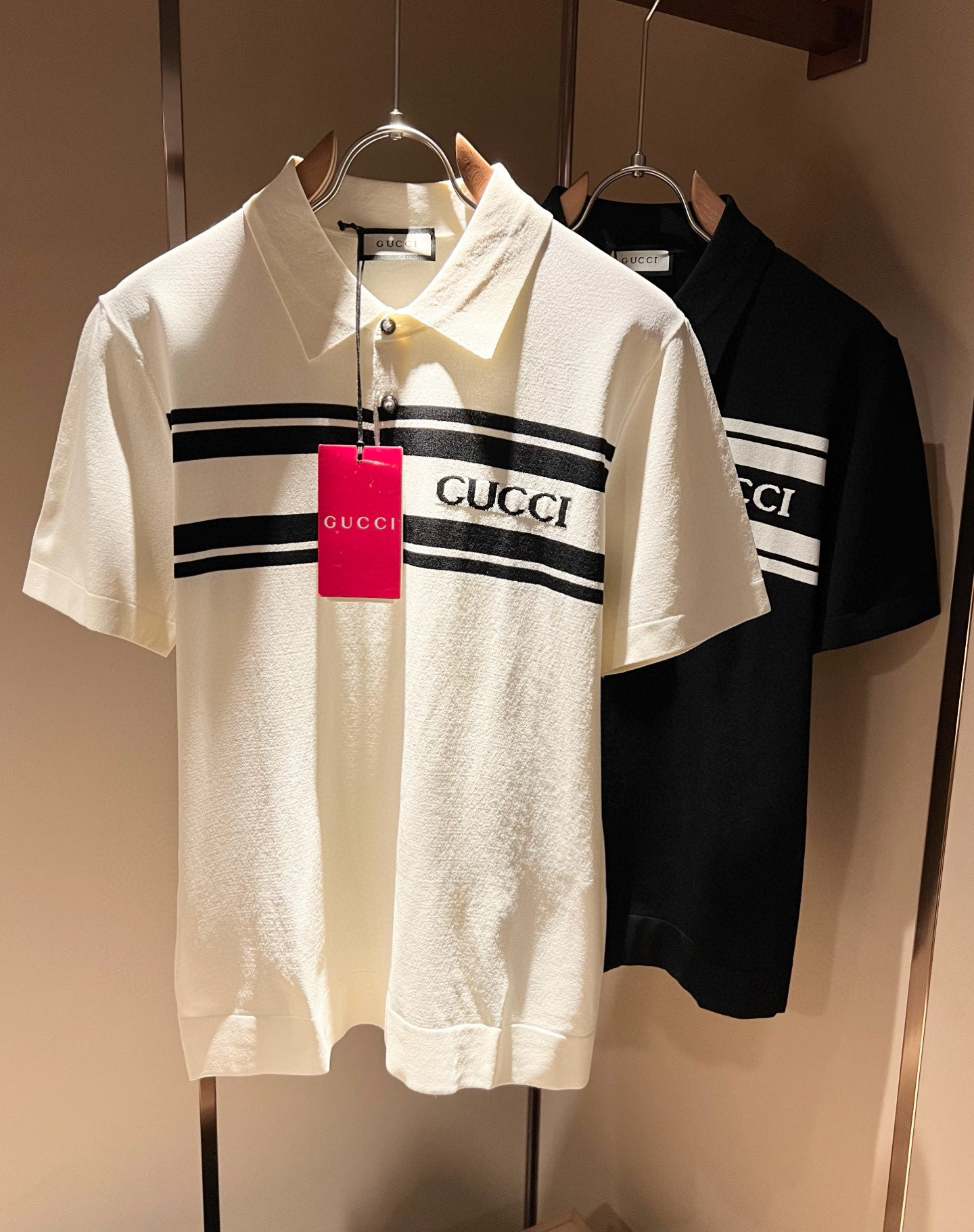 NO:452988,GUC*I Gujia's new spring and summer 2025 Yilite short-sleeved Polo shirt has been released in trading companies and is released on the official website at the same time!  G family spring and summer series couples are online, chest crochet logo design!  The fabric is breathable and has a certain sense of self-weight. Customized original imported top Yilit fabric!  It is breathable and comfortable to wear with close body, beautiful colors, eye-catching and fashionable. The unique patterns can definitely make you outstanding among the crowd!  The upper body effect is age-reducing and versatile. It can easily get daily casual outfits for both men and women!  Size M-3XL, gucci, gucci, gucci, T-shirt, alexander wang19860909GUC*I 古家2025春夏新款伊力特短袖Polo衫,贸易公司渠道稀出,同步官网发售！G家春夏系列情侣上线,胸前钩织logo设计！面料透气有一定的自重感,定制原版进口顶级伊力特面料！贴身穿着透气亲肤舒适,色彩靓丽、吸睛时髦度爆棚,与众不同的图案绝对可以让你在人群中出彩万分！上身效果减龄又百搭,轻松Get起日常休闲穿搭,男女皆可轻松驾驭！尺码M-3XL,,gucci,gucci,gucci,T-shirt,alexander wang,Men's clothing