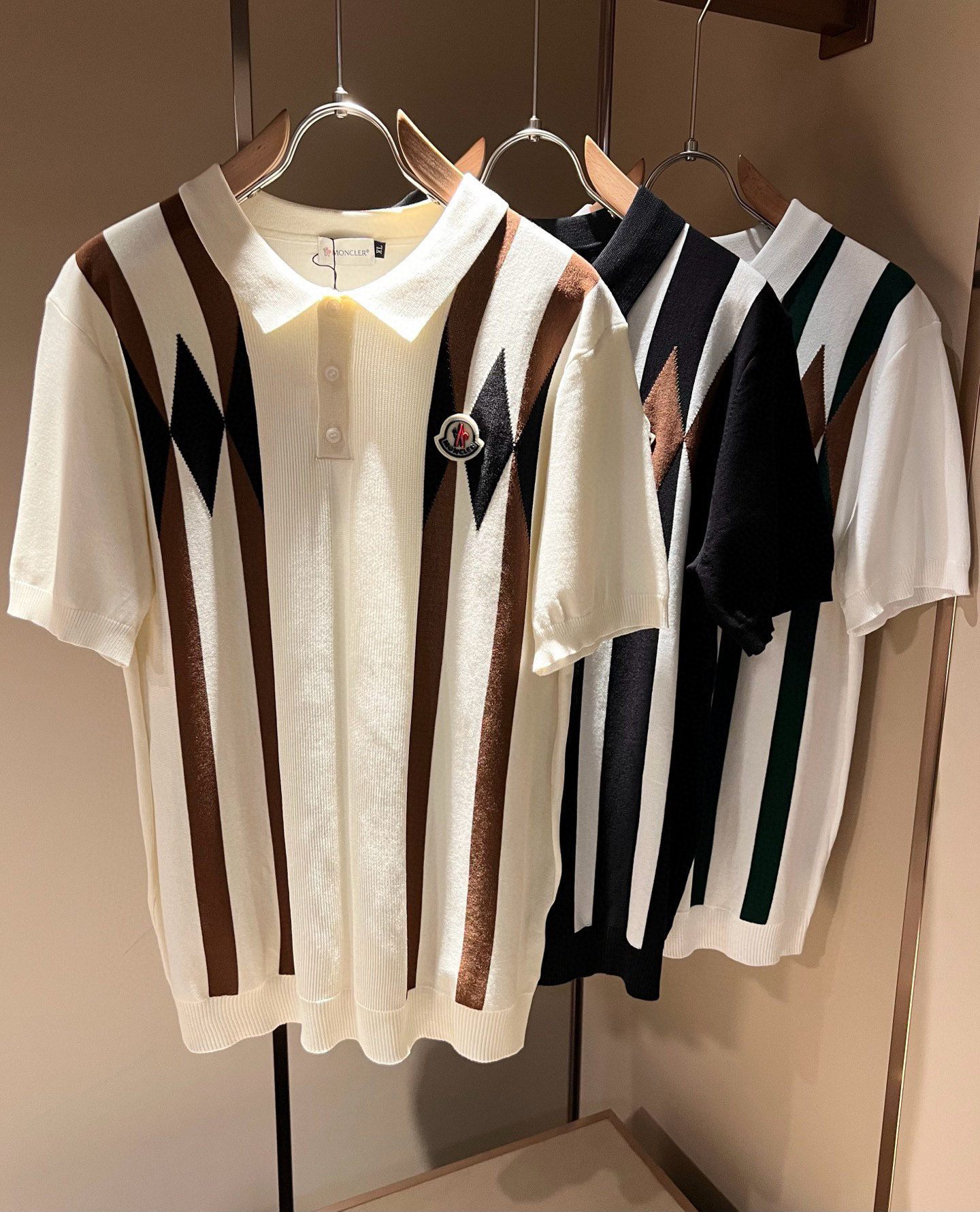 NO:453008,Moncler Mengjia's latest trade order knitted short-sleeved T-shirt in spring and summer 2025, full quality!  !  Internet celebrity style!  The craftsmanship adopts a chest badge design!  The upper body is comfortable and breathable, not stiff, and the overall body has a rich three-dimensional feeling, quality export orders, and chest logo pattern badge design!  Customized knitted fabric tailoring meets the simple needs of commuters for dressing. The upper body works well, looks slim and is not picky about the figure. The fabric workmanship is impeccable. Only good craftsmanship can make you look good and tasteful. It is a must-have item for everyone!  Size M-4XL, T-shirt,tees,t-shirt,alexander wang19860909Moncler蒙家 2025春夏最新的贸易订单针织短袖T恤,全品相！！网红款！工艺采用胸前徽章设计！上身舒适透气,不僵硬,整体有着丰富的立体感,品质出口订单,胸前logo图案徽章设计！定制针织面料剪裁,满足通勤人们对于着装的简约需求,上身效果很好,显瘦,不挑剔身材.面料做工....无可挑剔,好工艺好面料才能穿出好品味一款,人手必备单品！尺码M-4XL,,T-shirt,tees，t-shirt,alexander wang,Men's clothing