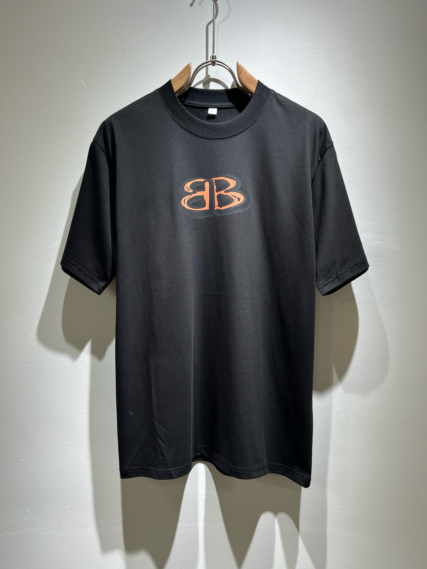 NO:453023,BALENCI*GA Paris* Home 2025 Spring and Summer New Men and Women's Same Short-Sleeve T-shirt!  Fashionable casual short-sleeved T-shirt with catwalk pattern prints!  Design logo offset printing design!  The most designed and selected customer-supplied 260g pure cotton fabric, which feels soft and skin-friendly, is comfortable and breathable, and you can’t picky about the real thing!  Loose, small, shoulder-dead round neck cut, genderless couple mixed styles, opening up a new fashion charm!  Differentiate the market version of the high-end custom series!  Size M-4XL, balenciaga, T-shirt,tees, t-shirt,alexander wang19860909BALENCI*GA巴黎*家 2025春夏新款男女同款短袖T恤！走秀图案印花时尚休闲短袖T恤衫！设计logo压胶印花设计！极具设计精选客供260g纯棉面料,手感柔软亲肤,着身舒适透气性都无法挑剔,实物绝对会让你爱不释手！宽松小落肩的圆领版型裁剪,无性别主义的情侣混穿款式,打开全新的时装新韵味！区别市场版本高定系列！尺码M-4XL,,balenciaga,T-shirt,tees，t-shirt,alexander wang,Men's clothing