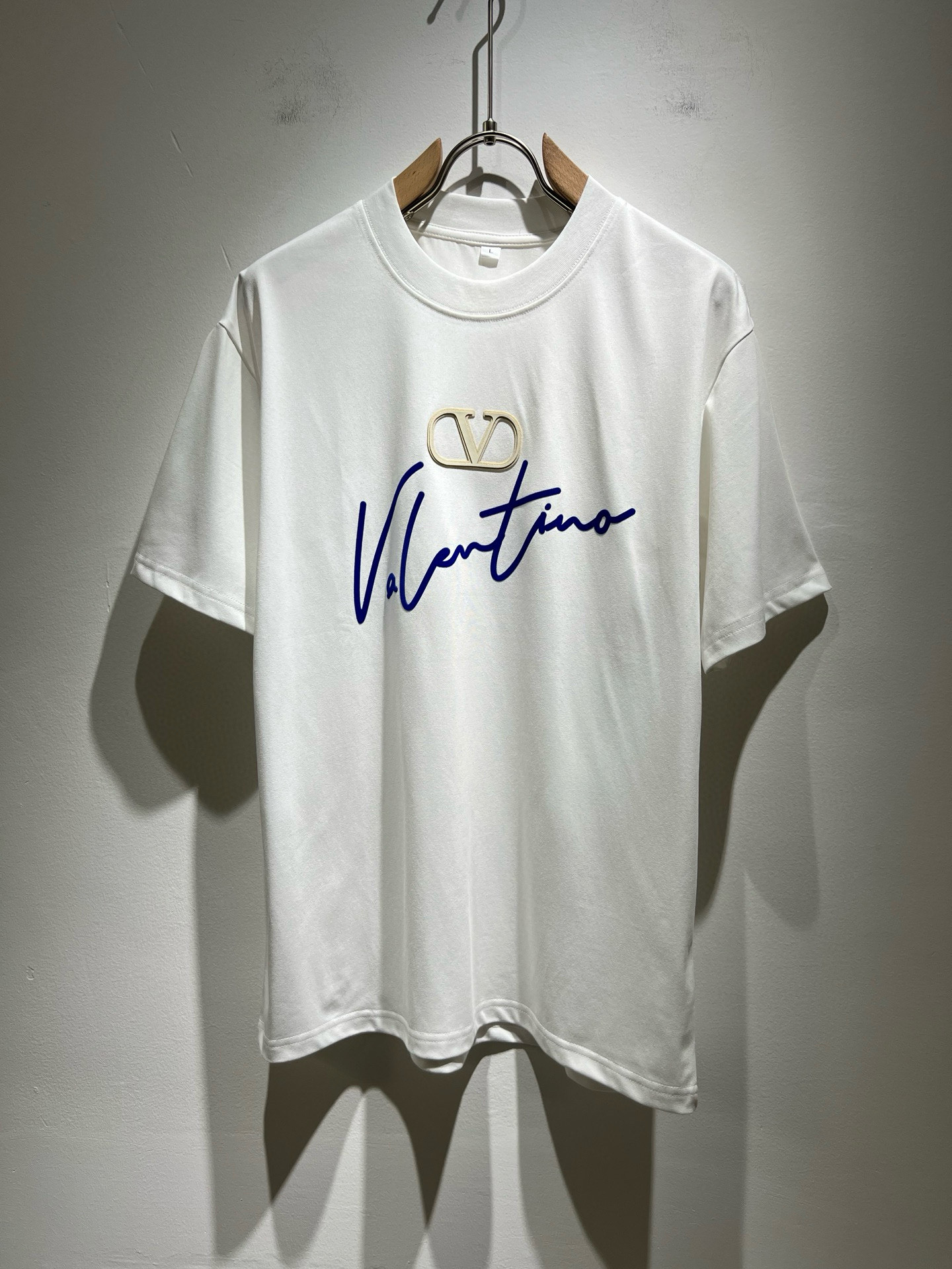 NO:453038,VALENTI*O Warren*nu~Counter style, 2025 spring and summer new short-sleeved T-shirt, chest logo pressing design!  Simple, fashionable and young, versatile style, and a young and elegant upper body feel!  It will never be outdated. All major counters are listed simultaneously. The orders of goods, workmanship and details of the foreign trade full-quality trading company are very well-established, and they are very particular. The fabric is made of 260g pure cotton fabric!  The upper body is comfortable and breathable, and the overall feels very crisp. It is worn on a daily basis. Whether it is worn alone or in the inner wear, it is simple and brilliant. Casual men and women should not miss it. Size M-4XL, valentino, valentino, T-shirt, tees, t-shirt, alexander wang19860909VALENTI*O华伦*奴～柜台款、2025春夏新款短袖T恤衫,胸前logo压胶设计！简单时尚而年轻,百搭风格,上身感很年轻优雅！永远不会过时.各大柜台同步上市,外贸全品相贸易公司订单货品,做工和细节部位非常到位,非常讲究.合体的剪裁.面料采用260g纯棉面料！上身舒适透气,整体又有很好的挺括感,日常基础穿着.不管单穿还是内搭,简简单单就很出彩,休闲男女不容错过.尺码M-4XL,,valentino,valentino,T-shirt,tees，t-shirt,alexander wang,Men's clothing