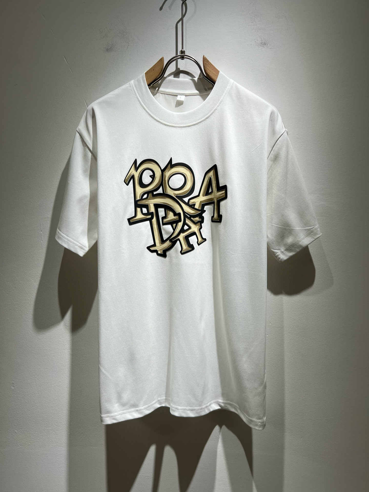 NO:453024,PRAD*A Pu*da 2025 spring and summer new short-sleeved T-shirt for men and women, the latest model is exclusively available on the entire network!  !  ~ It is classic and fashionable and versatile, who doesn’t like it? It will show the classic again. It is very pleasing to the eye and comes with a low luxury halo and recognition!  Pr*da's traditional brand concept and modern advanced technology are perfectly combined. Coupled with the extremely modern and simple design, P's exclusive logo pattern glue pressing design!  Customized 100% imported pure cotton fabric!  The texture of this model is quite touching, the specifications and grades are known with tentacles. The degree of delicateness and breathability are top-notch!  Size M-4XL, prada, T-shirt,tees, t-shirt,alexander wang19860909PRAD*A普*达2025春夏新款男女同款短袖T恤,最新款全网独家首上！！~既经典有时尚百搭,谁不爱啊,将经典再次展现,非常的耐看,自带低奢光环与辨识度！Pr*da传统的品牌理念和现代化的先进技术进行了完美结合.加上极其现代摩登风范的简约设计,p家专属logo图案压胶设计！定制百分百进口纯棉面料！此款的质感相当感人 触手便知规格档次 细腻程度与透气效果堪称顶级！尺码M-4XL,,prada,T-shirt,tees，t-shirt,alexander wang,Men's clothing