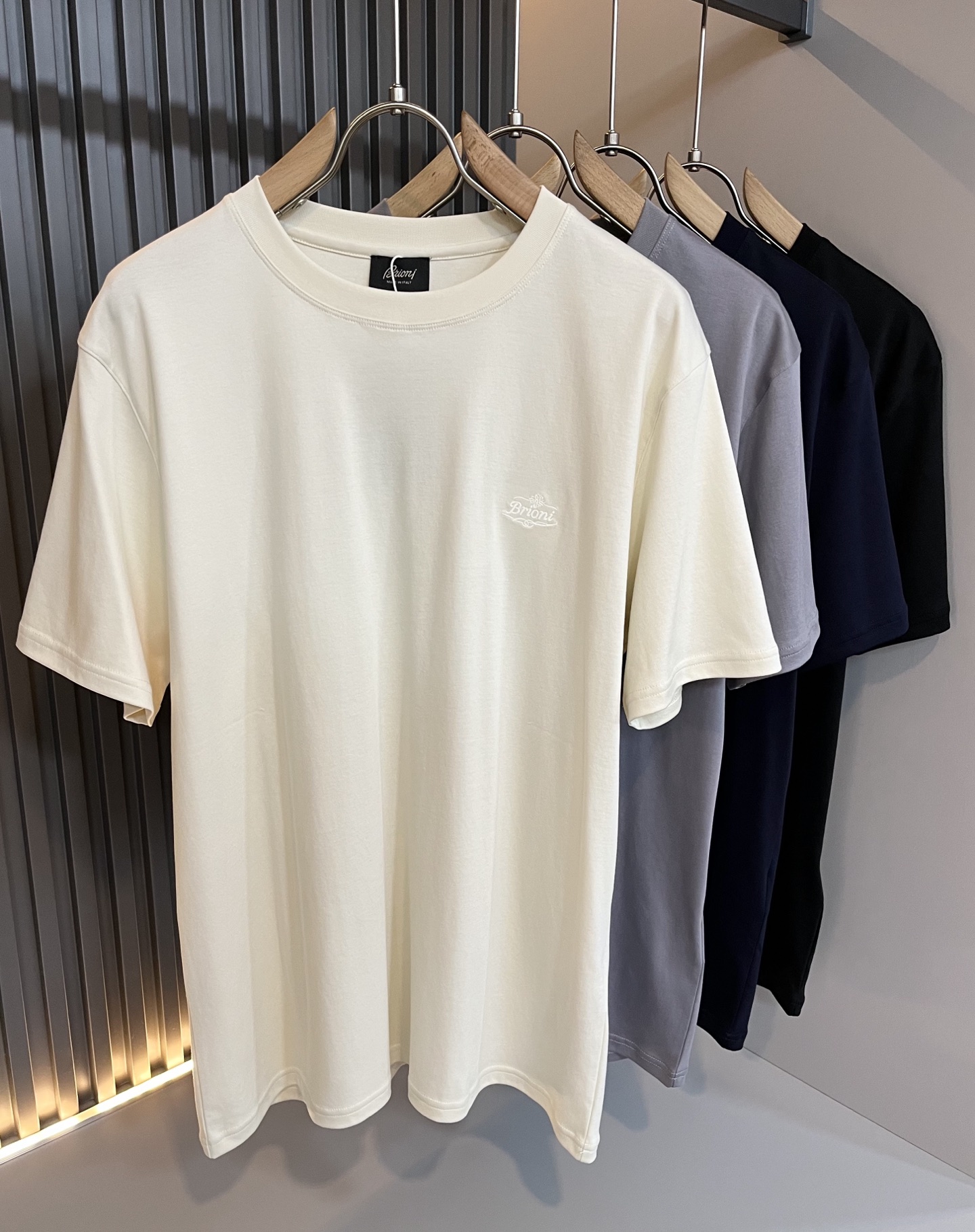 NO:454530,Brioni 2025 Spring and Summer Men's Latest Trade Order Short Sleeve T-shirt, Full Quality!  !  Internet celebrity style!  Embroidery design with logo pattern!  The upper body is comfortable and breathable, not stiff, and the overall three-dimensional feeling is rich, with quality export orders, customized exclusive fabric tailoring to meet the simple needs of commuters for dressing. The upper body is very effective, it looks slim and not picky about the figure. The fabric workmanship... Improper, good craftsmanship can make you look good and tasteful, a must-have item for everyone!  Size M-2XL, T-shirt,tees,t-shirt,alexander wang19860909布里奥尼 Brioni 2025春夏男士最新的贸易订单短袖T恤,全品相！！网红款！采用logo图案刺绣设计！上身舒适透气,不僵硬,整体有着丰富的立体感,品质出口订单,定制专属面料剪裁,满足通勤人们对于着装的简约需求,上身效果很好,显瘦,不挑剔身材.面料做工....无可挑剔,好工艺好面料才能穿出好品味一款,人手必备单品！尺码M-2XL,,T-shirt,tees，t-shirt,alexander wang,Men's clothing