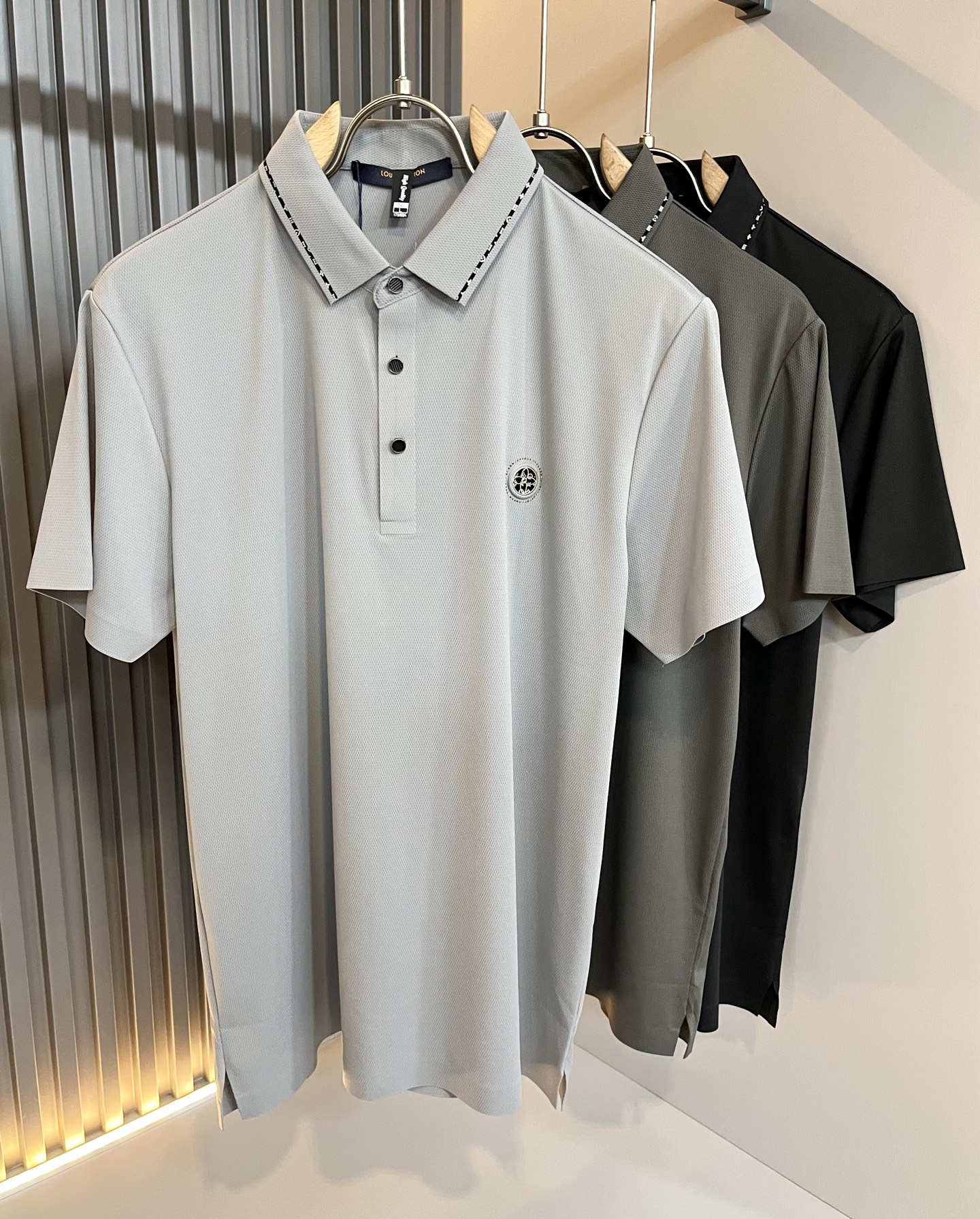 NO:454491,LouisVuitt*Louis*Deng 2025 spring and summer new product latest craftsmanship short-sleeved Polo shirt, chest logo pattern glue-pressing design!  Representing the brand image, simple and comfortable styles, high-end customized elastic spandex fabrics, solid color series is a favorite style, and simple styles are more diverse when worn. The seemingly simple styles are actually more time-consuming to cut fashion styles in fabrics and craftsmanship production, simple plain color small pointed collar men's short-sleeved polo, shirts that every man should buy!  Size M-3XL, louis vuitton,louis vuitton,shirts,T-shirt,alexander wang19860909LouisVuitt*路易*登 2025春夏新品最新工艺短袖Polo衫,胸前logo图案压胶设计！代表品牌形象 简洁舒适的款式,高端定制弹力氨纶面料 纯色系列更是大家非常喜爱款,简约的款式穿搭起来更加的多样化.看似简单的款式,其实在面料以及工艺制作上更费时裁剪时尚版型,简约式素色小尖领男士短袖polo、每一个男士都应该入手的衬衫！尺码M-3XL,,louis vuitton,louis vuitton,shirts,T-shirt,alexander wang,Men's clothing