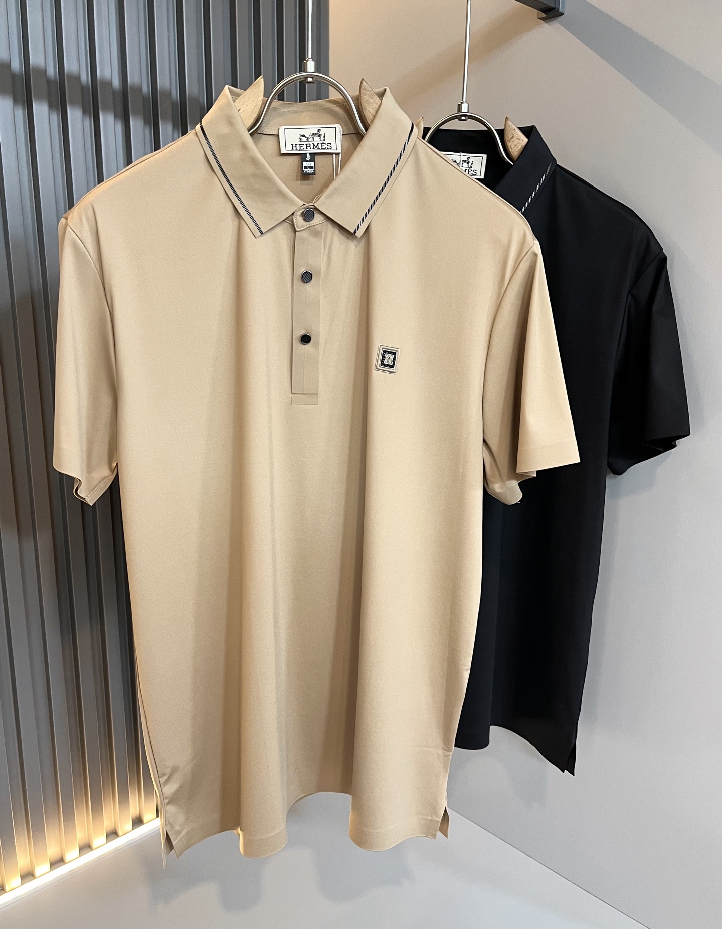 NO:461200,Her*mes 2025 spring and summer new men's short-sleeved Polo shirt, a new upgraded versatile basic style, low-key and luxurious, and a choice of character!  Made of high-quality and exquisite elastic spandex, it has good moisture absorption, comfortable and breathable, enjoys a light and relaxed and comfortable wearing experience, has super vertical performance, meticulous craftsmanship, and extremely recognizable, showing the classic perfect version design of the new brand, and the breast logo pattern glue-pressing design!  Precise and in place in cutting. Simple and atmospheric style, and can show fashionable charm in daily leisure life. Size M-3XL, T-shirt, alexander wang19860909Her*mes爱*仕2025春夏新款男士短袖Polo衫,全新升级百搭基础款,低调奢华,品格之选！甄选优质精选弹力氨纶打造而成,吸湿性好,舒适透气,享受轻薄轻松自在的穿着体验,有着超强的垂直性能,工艺细致,辨识度极高,展现全新品牌经典完美版型设计,胸前logo图案压胶设计！在裁剪上精准到位.简约大气风格,又能在日常休闲生活中展现时尚魅力.尺码M-3XL,,T-shirt,alexander wang,Men's clothing